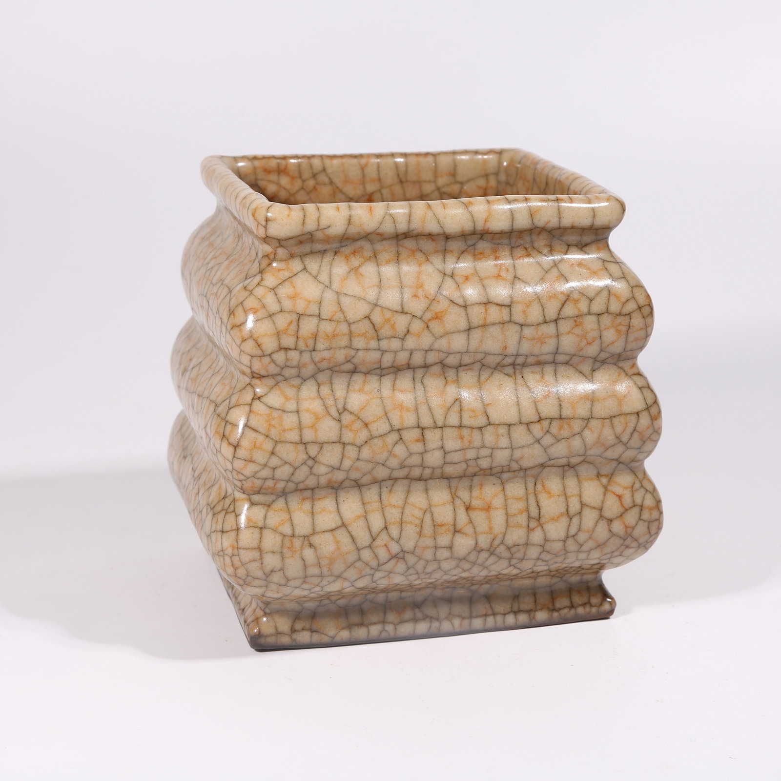 A GE-WARE SQUARE BOWL WITH STRING-LINE DECORATION: Ge-ware square bowl with string-line decoration