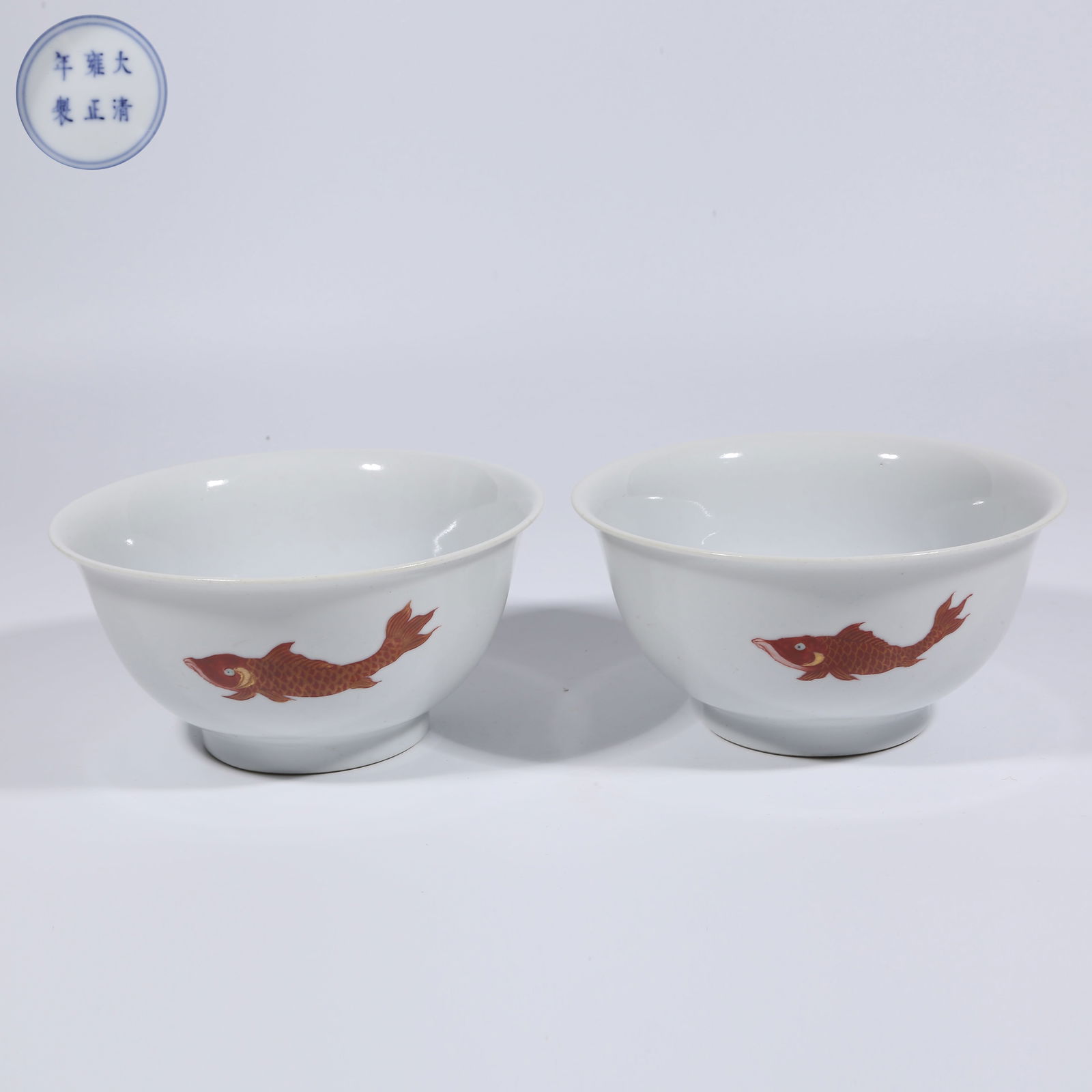 A SET OF RED-GLAZED BOWLS WITH GILT-PAINTED FISH DESIGN: Set of Red-glazed Bowls with Gilt-painted Fish Design