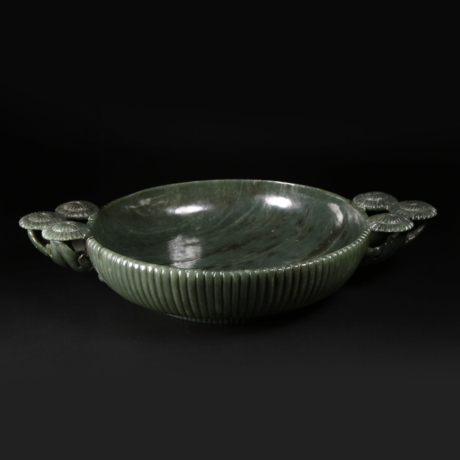 A JADE PLATE WITH FLORAL DESIGN: Jade plate with floral design