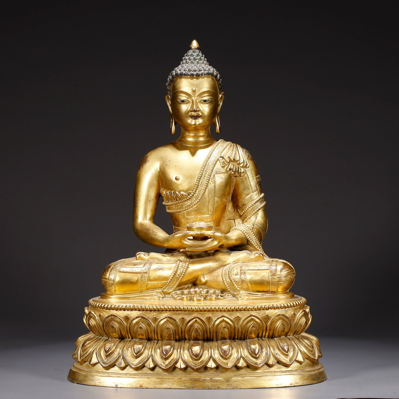 A GILT BRONZE STATUE OF SHAKYAMUNI: Gilt Bronze Statue of Shakyamuni