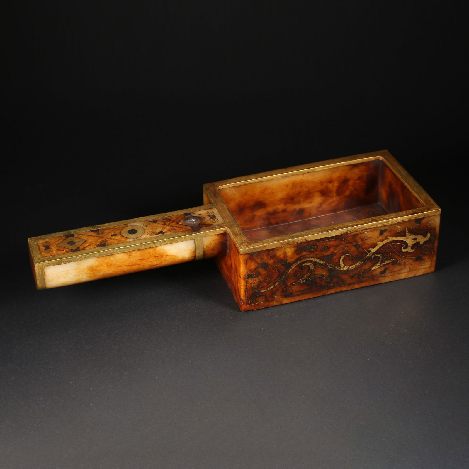 A HETIAN JADE BOX WITH DRAGON-PATTERN HANDLE, GOLD INLAY, AND GEMSTONE SETTINGS: Hetian jade box with dragon-pattern handle, gold inlay, and gemstone settings