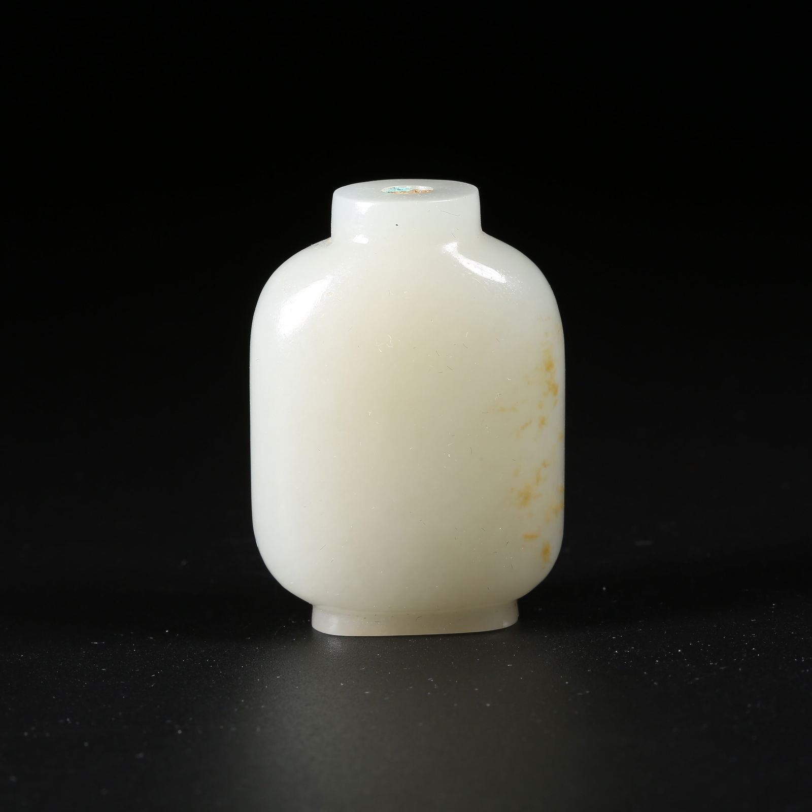 A HETIAN JADE SNUFF BOTTLE: Hetian jade snuff bottle