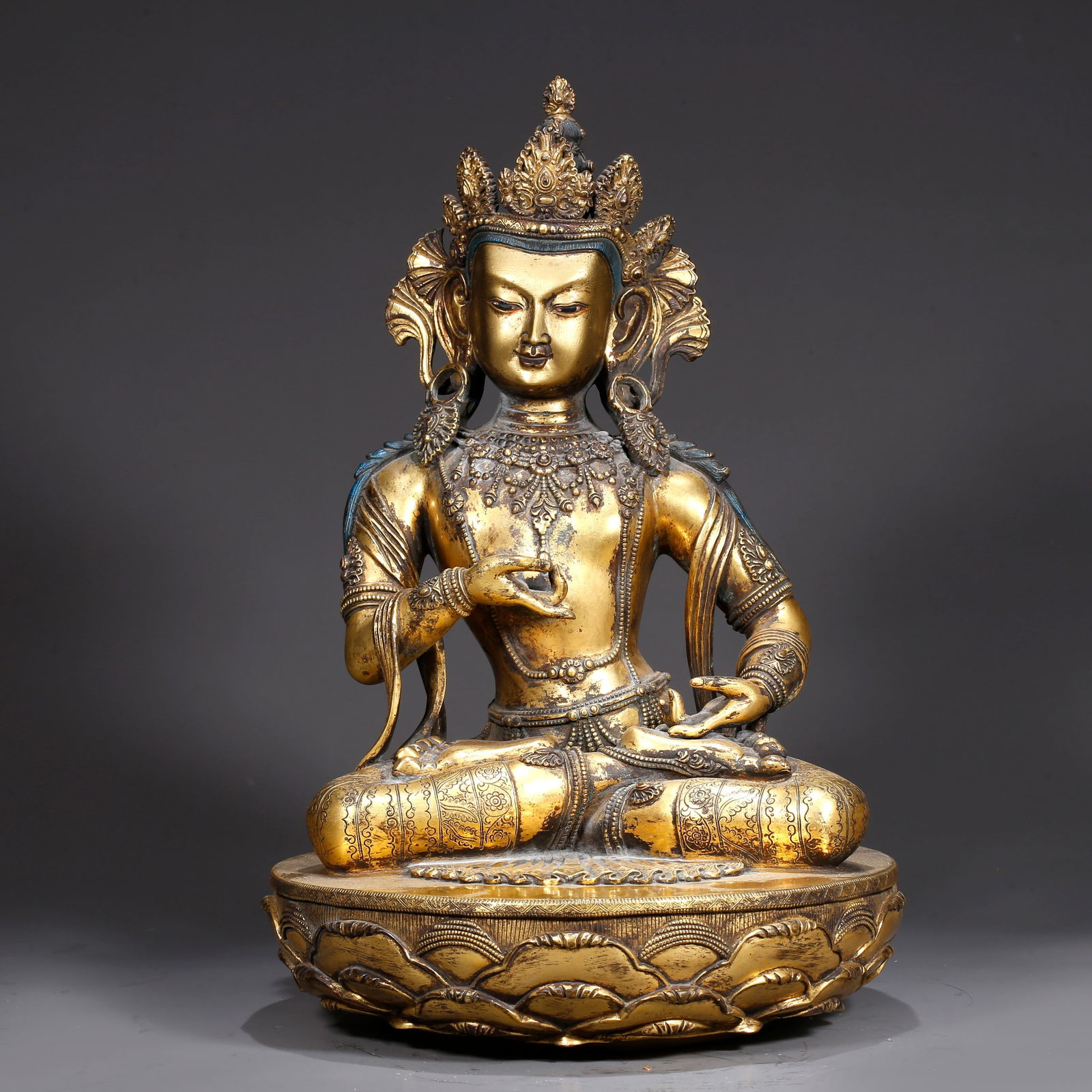 A GILT BRONZE BUDDHA STATUE: Gilt Bronze Buddha Statue