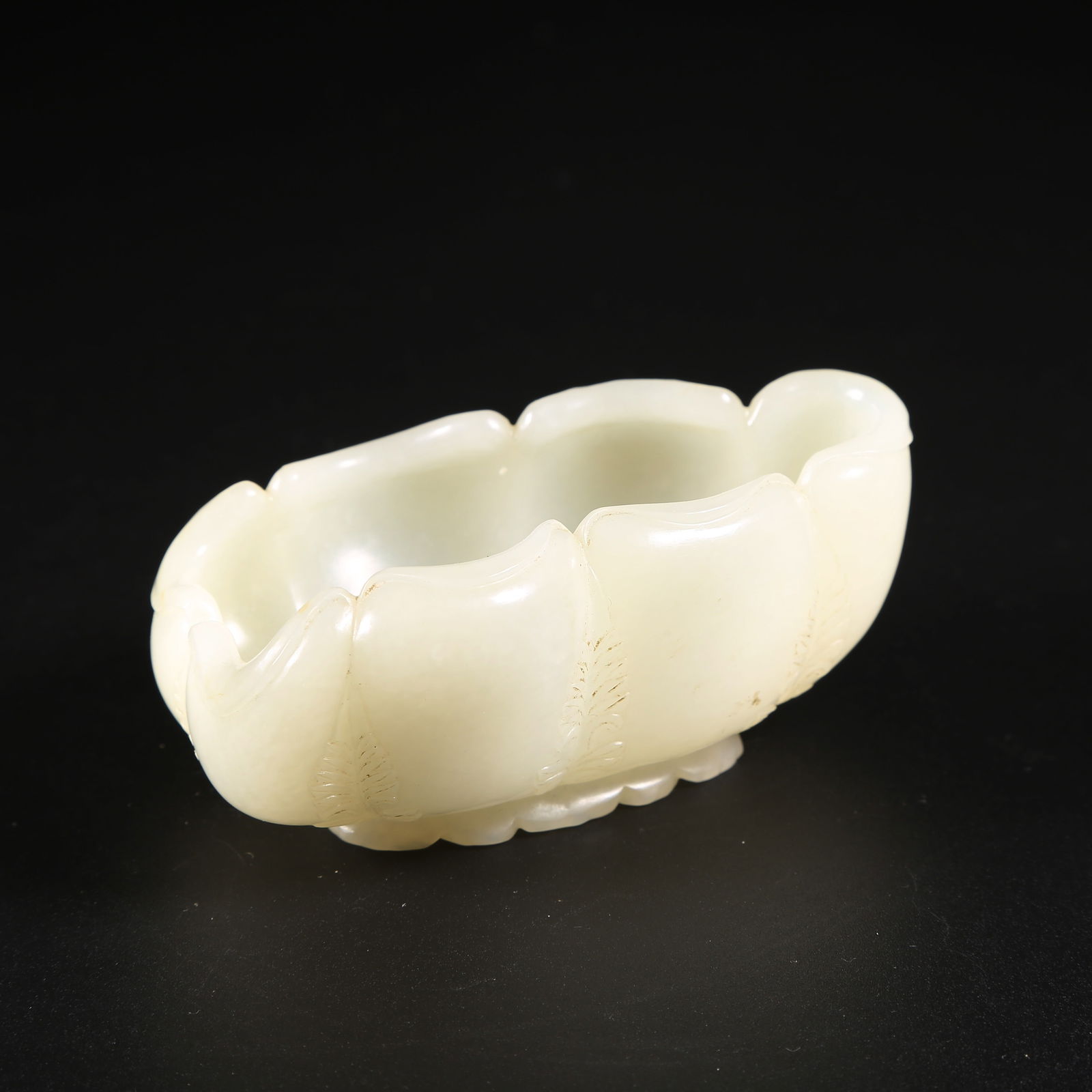 A HETIAN WHITE JADE FLOWER-SHAPED WATER CONTAINER: Hetian white jade flower-shaped water container