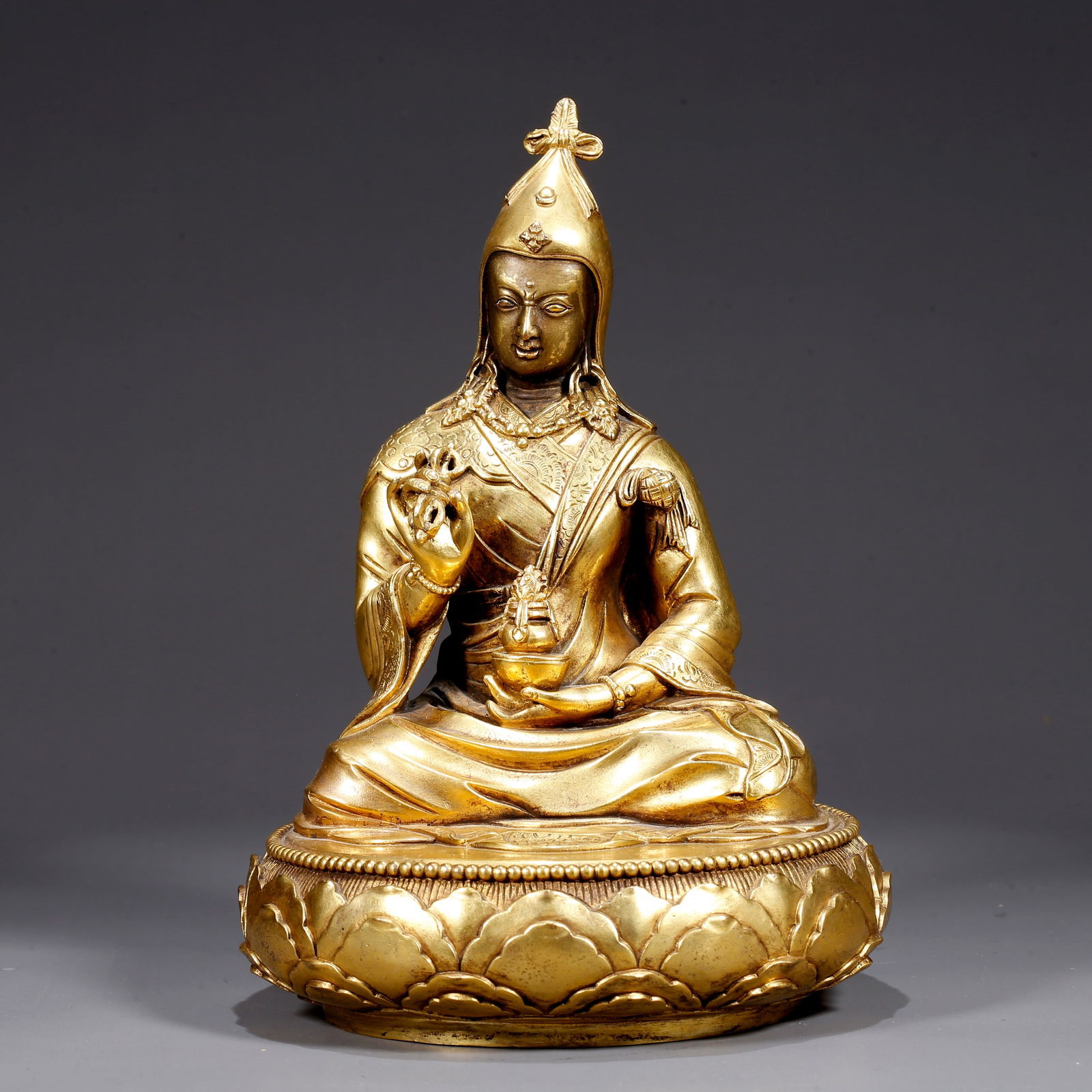 A GILT BRONZE BUDDHA STATUE: Gilt Bronze Buddha Statue