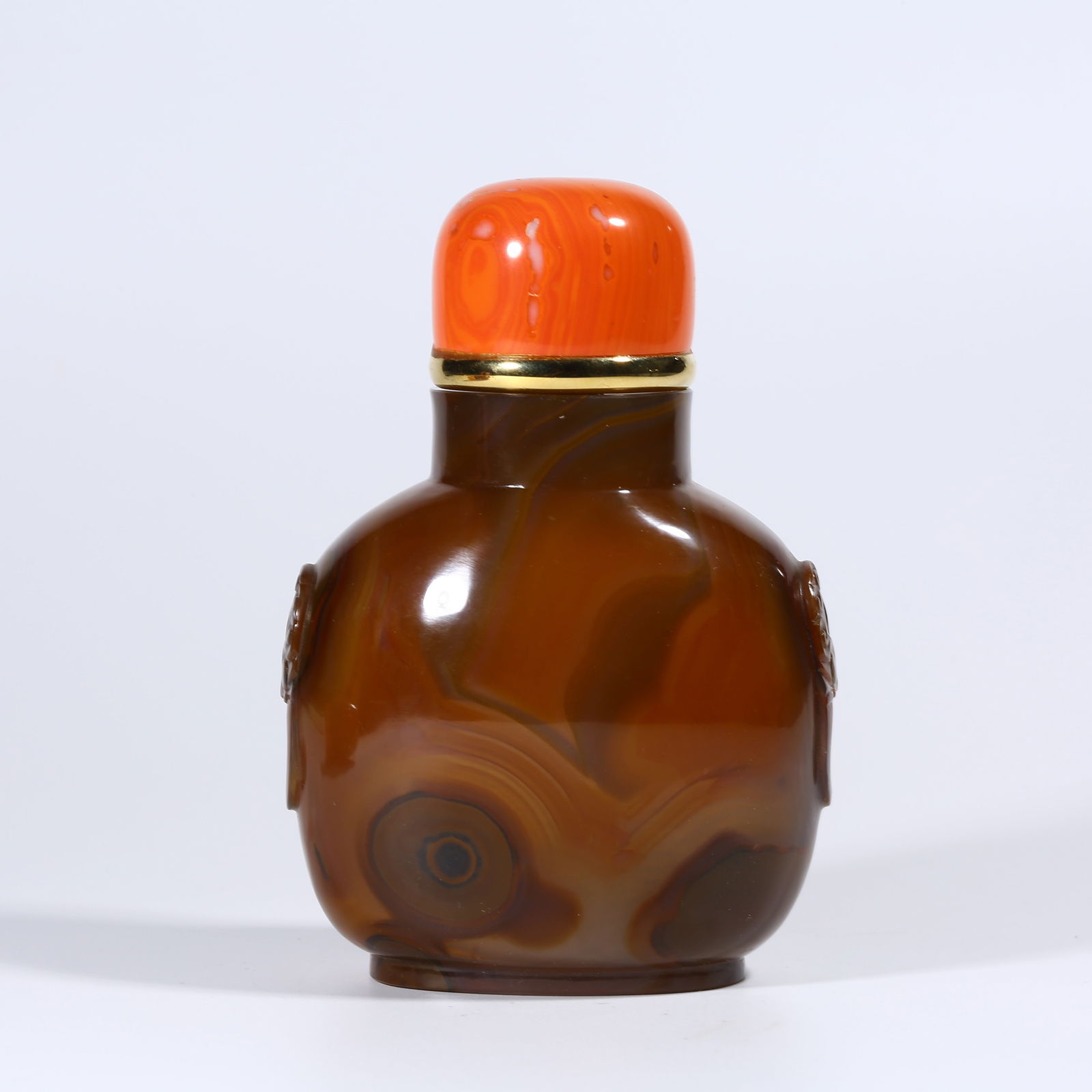 A LARGE AGATE SNUFF BOTTLE WITH ANIMAL-HEAD HANDLES: Large Agate Snuff Bottle with Animal-Head Handles