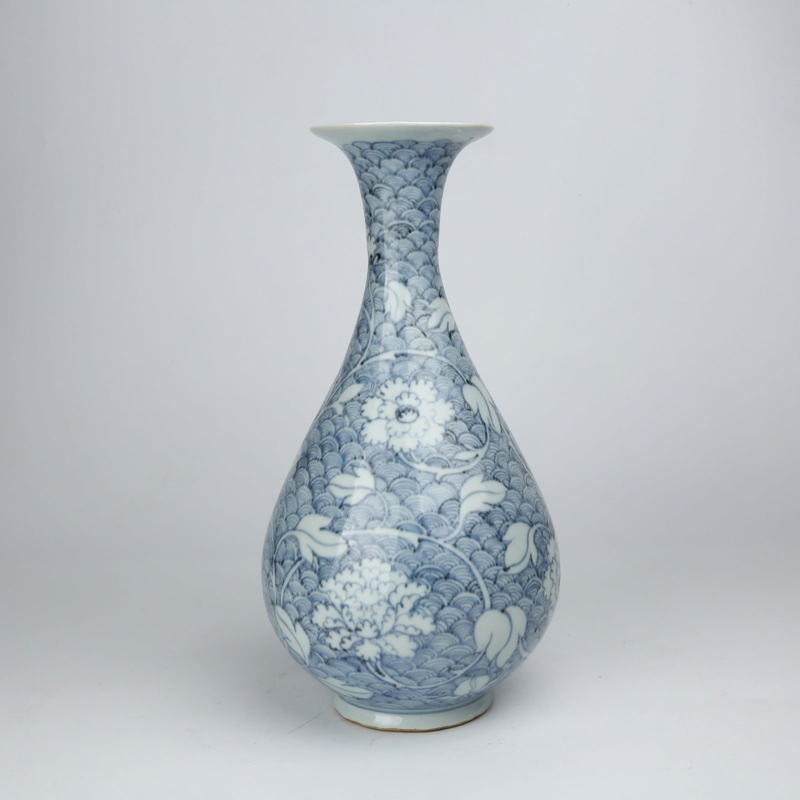 A BLUE-AND-WHITE RESERVED ENTWINED FLORAL PATTERN YUHUCHUN VASE (1 of 9)