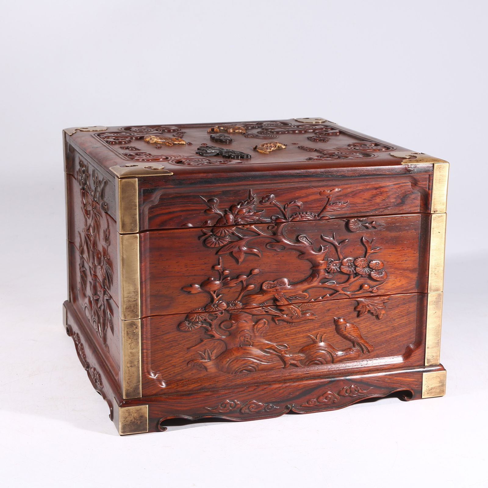 A HUANGHUALI WOOD SQUARE COVERED BOX WITH FISH AND ALGAE PATTERN (1 of 9)