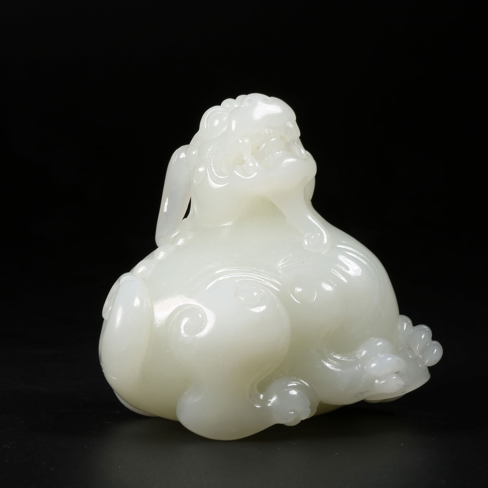 A HETIAN WHITE JADE AUSPICIOUS BEAST ORNAMENT: Hetian white jade auspicious beast ornament