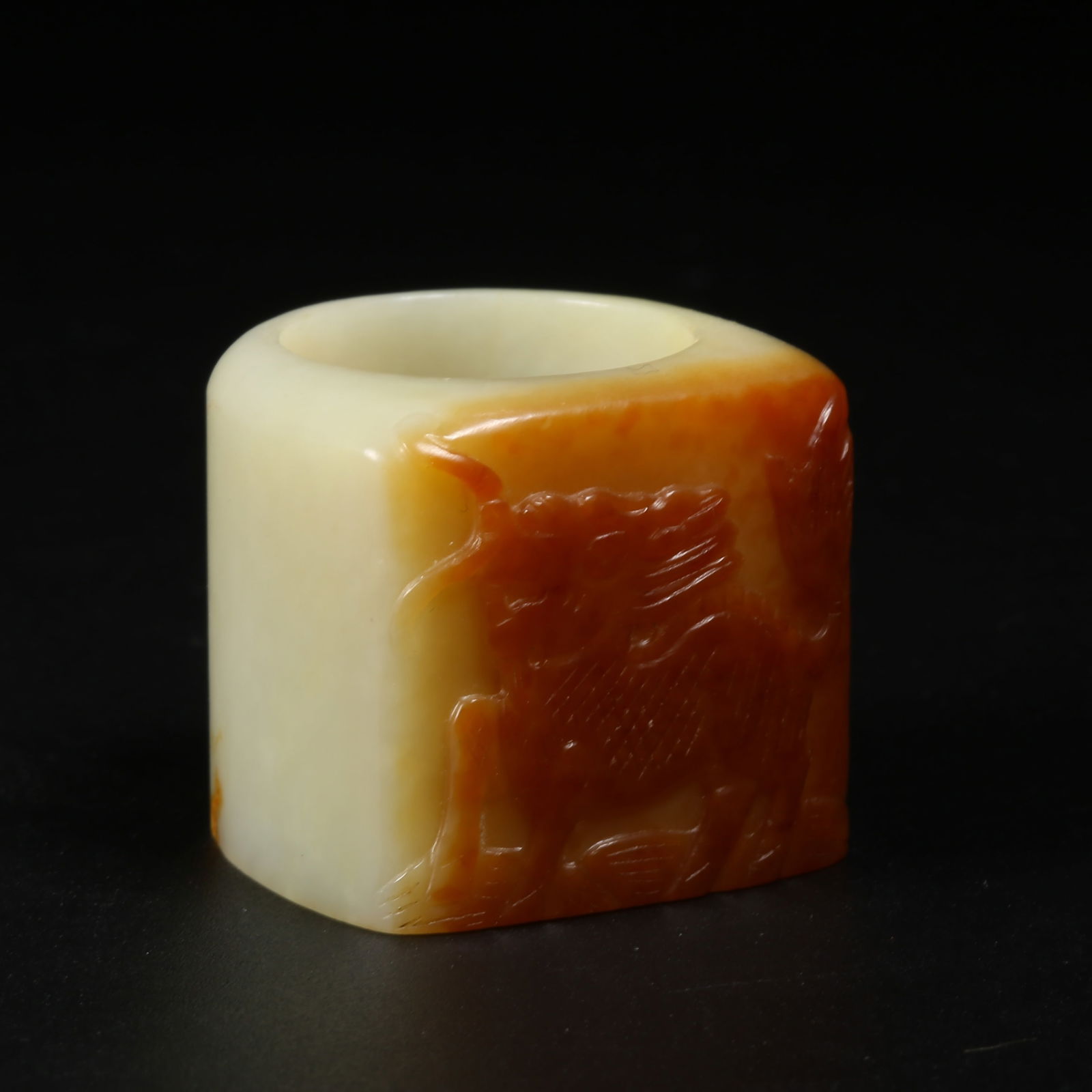 A HETIAN JADE QILIN-PATTERNED THUMB RING: Hetian jade qilin-patterned thumb ring