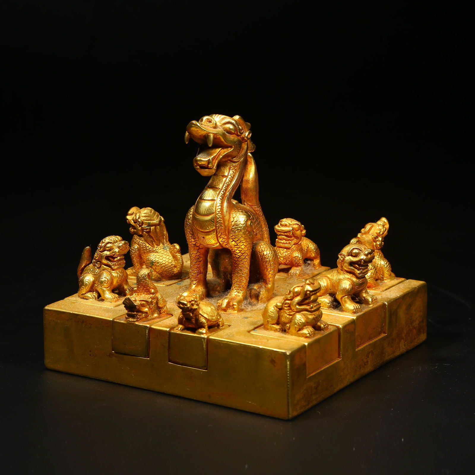 A GILT BRONZE SEAL WITH DRAGON KNOB (1 of 9)