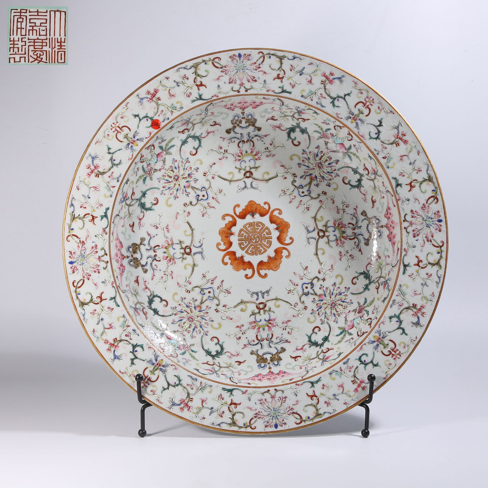 A FAMILLE-ROSE FLARED-RIM LARGE PLATE WITH CONTINUOUS FLORAL PATTERN (1 of 8)