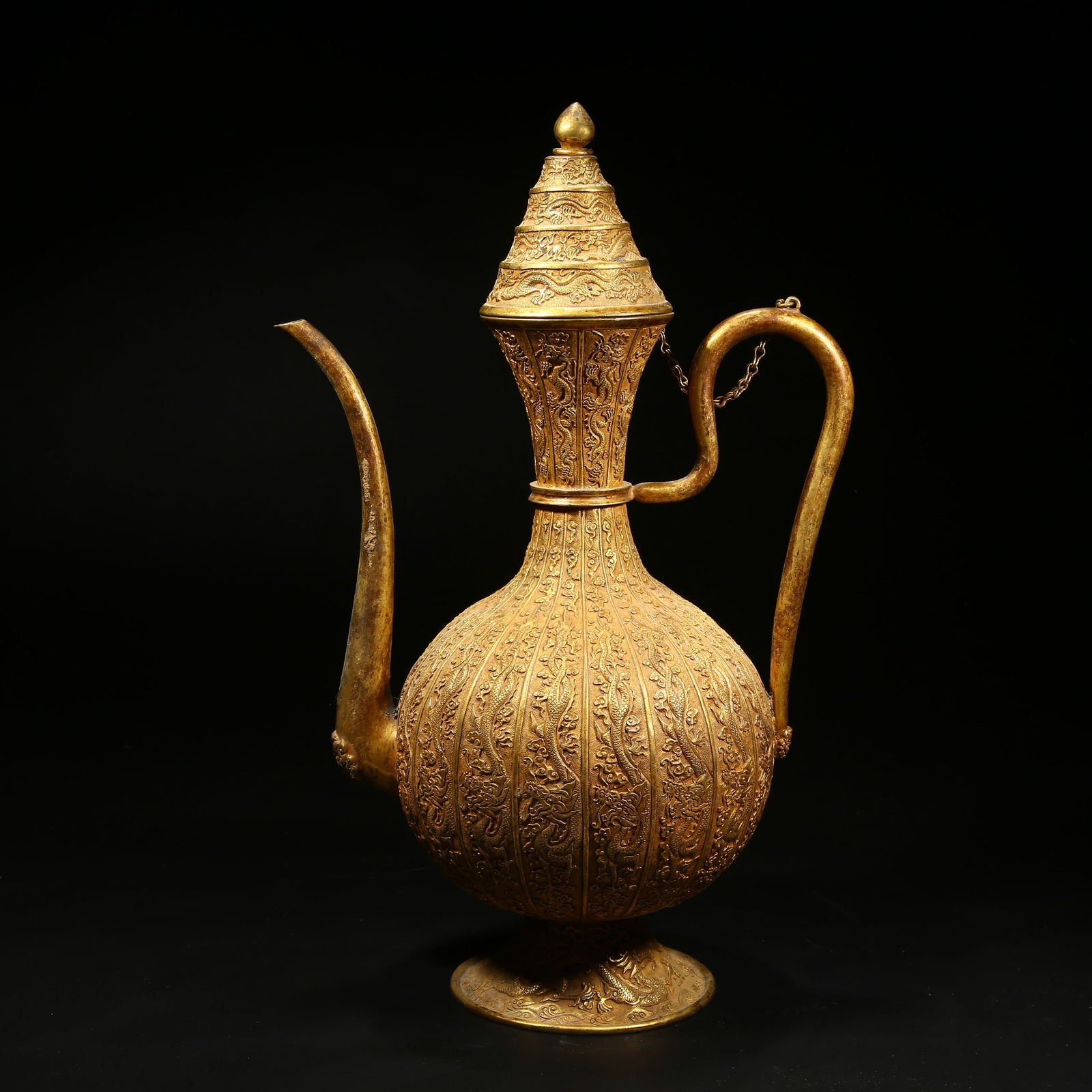 A GILT BRONZE EWER WITH DRAGON PATTERN: Gilt bronze ewer with dragon pattern