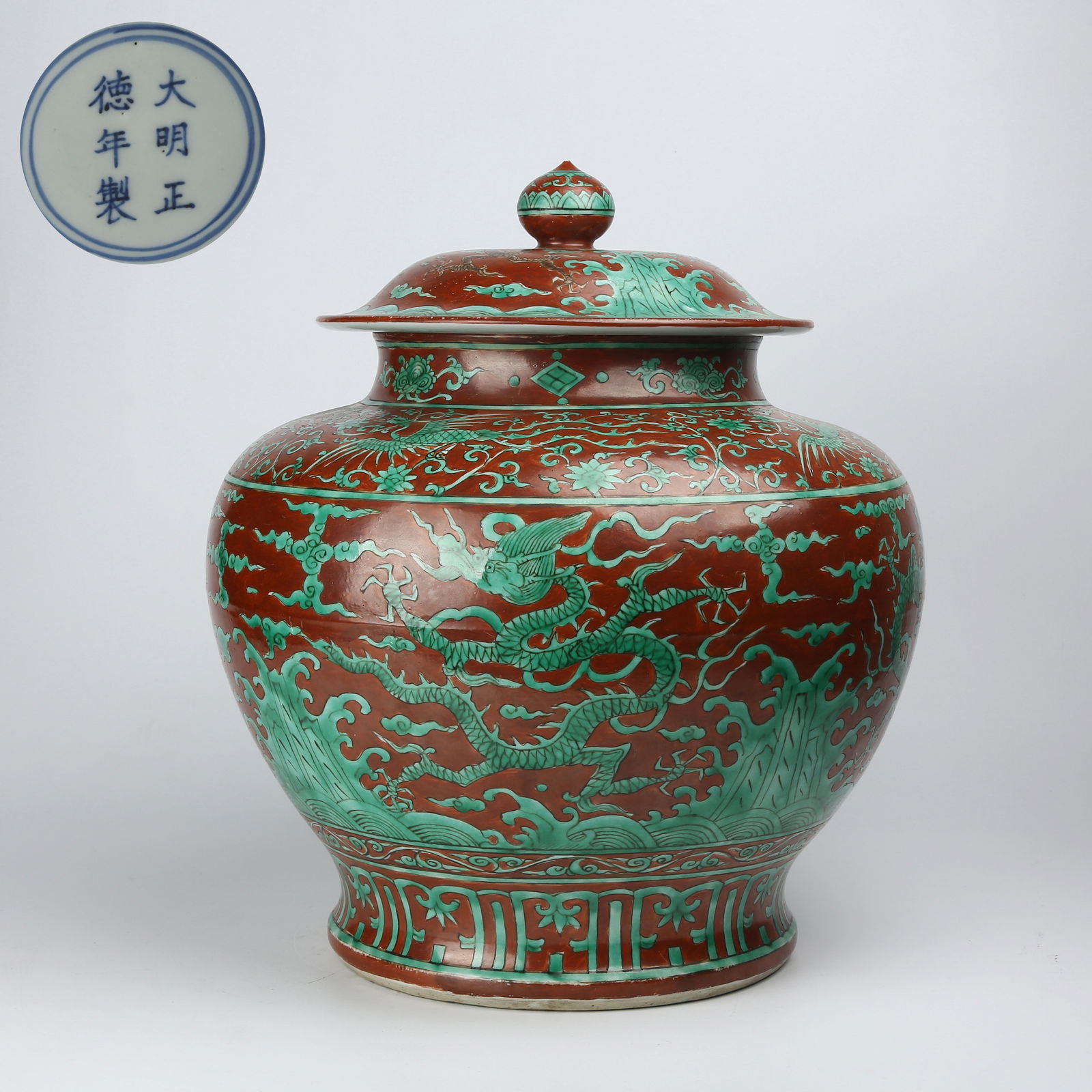 A RED GROUND GREEN ENAMEL DRAGON AND PHOENIX PATTERN LIDDED JAR (1 of 9)