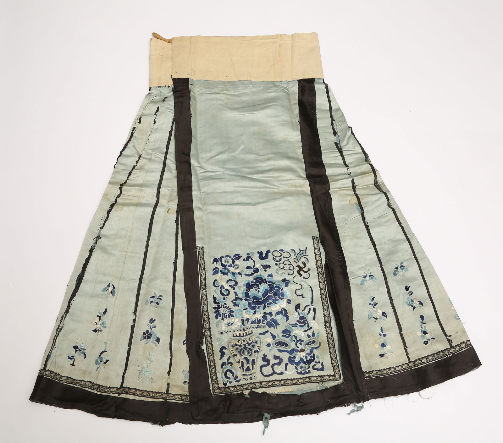 A EMBROIDERED SKY BLUE-GROUND WEALTH AND PEACE PATTERN SKIRT (1 of 10)
