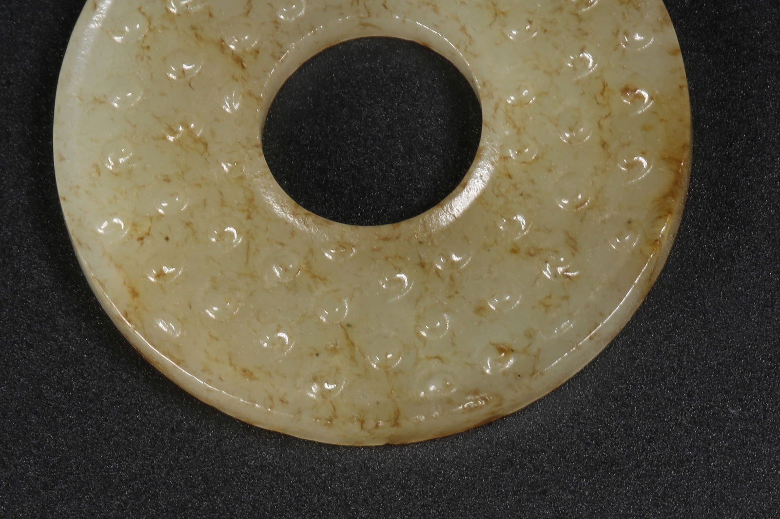 A HETIAN JADE DRUM-STUD PATTERNED RING - 2