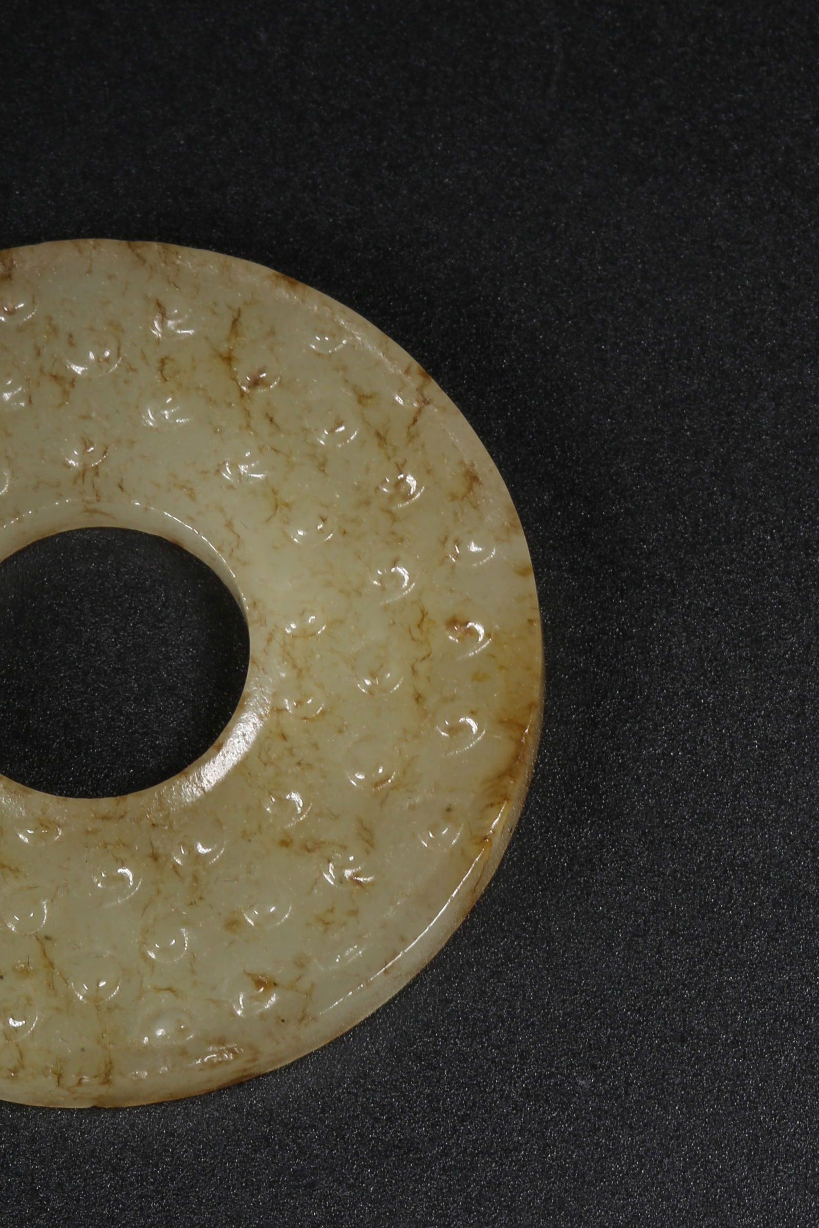 A HETIAN JADE DRUM-STUD PATTERNED RING - 4