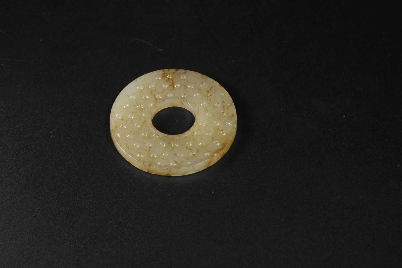 A HETIAN JADE DRUM-STUD PATTERNED RING - 5