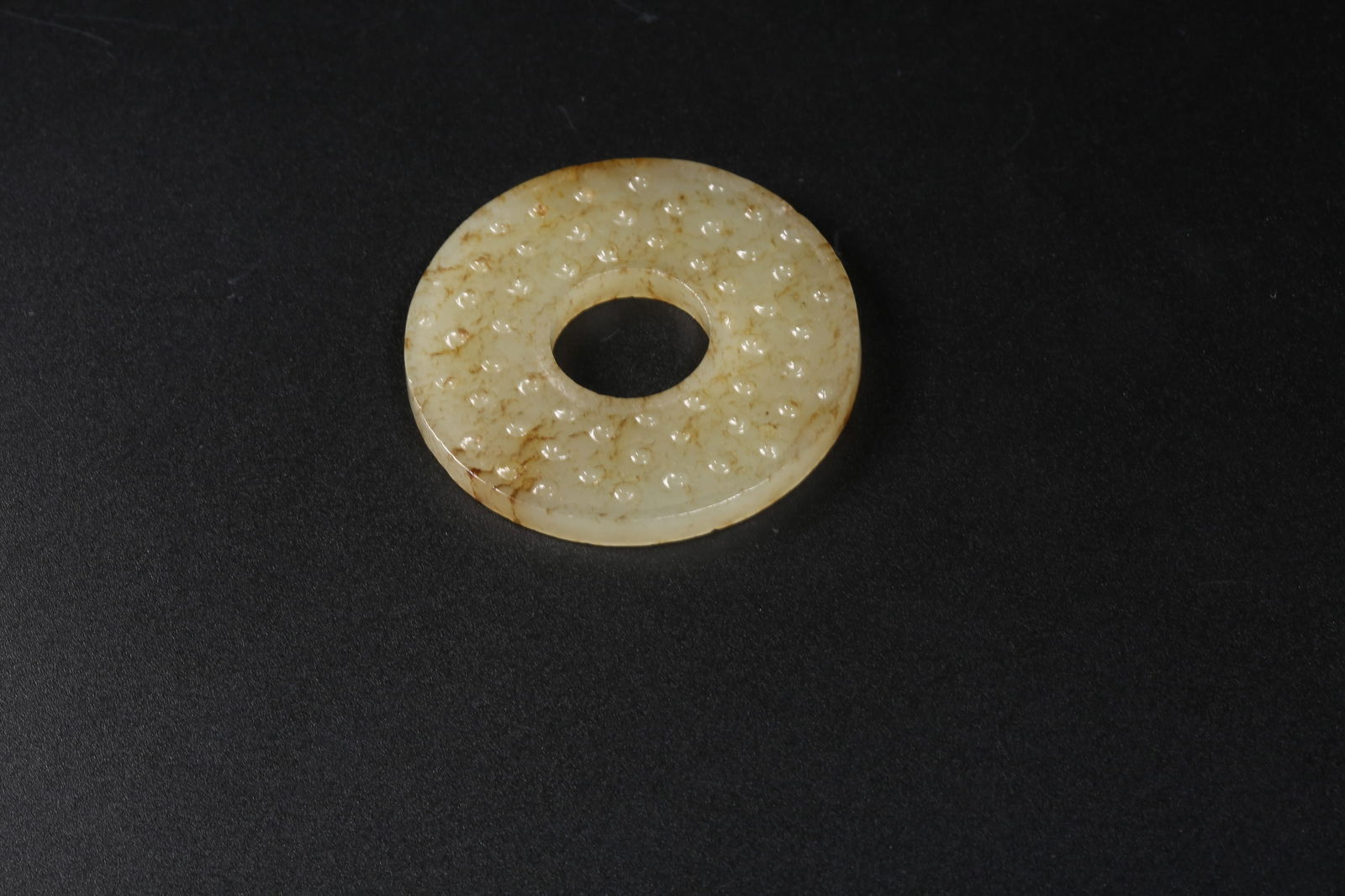 A HETIAN JADE DRUM-STUD PATTERNED RING - 7