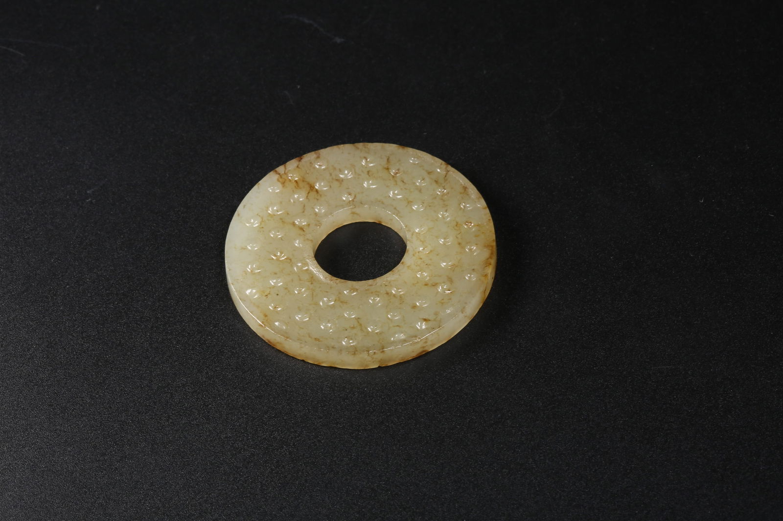A HETIAN JADE DRUM-STUD PATTERNED RING - 8