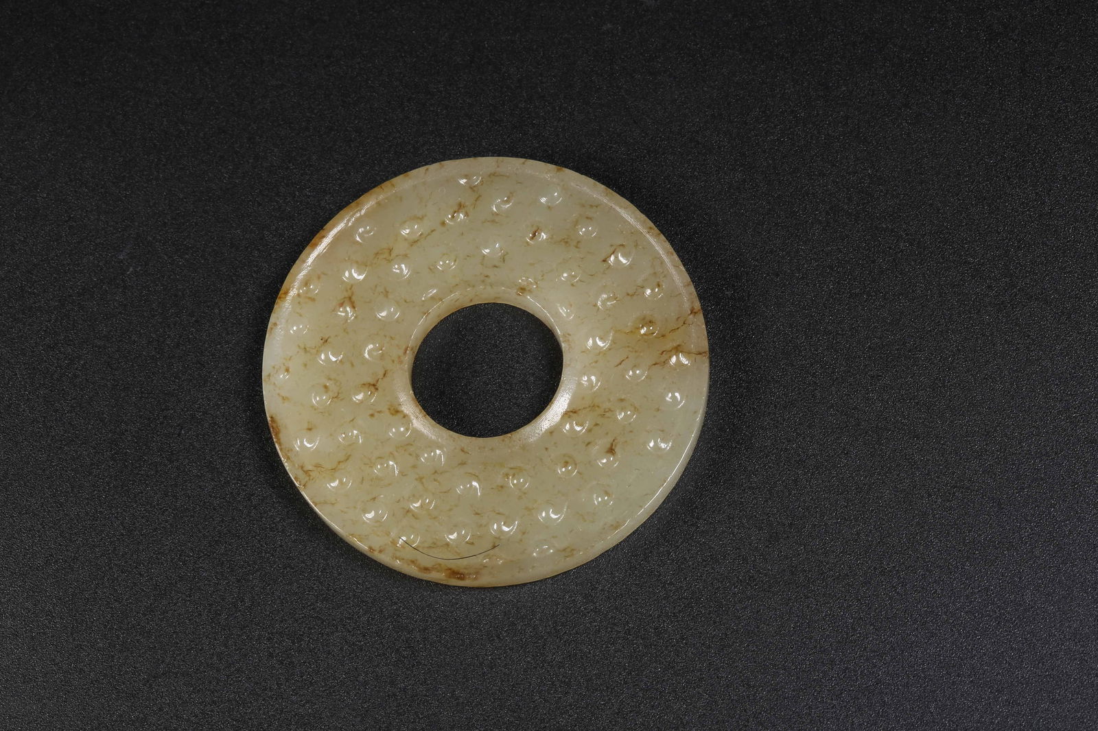 A HETIAN JADE DRUM-STUD PATTERNED RING - 9