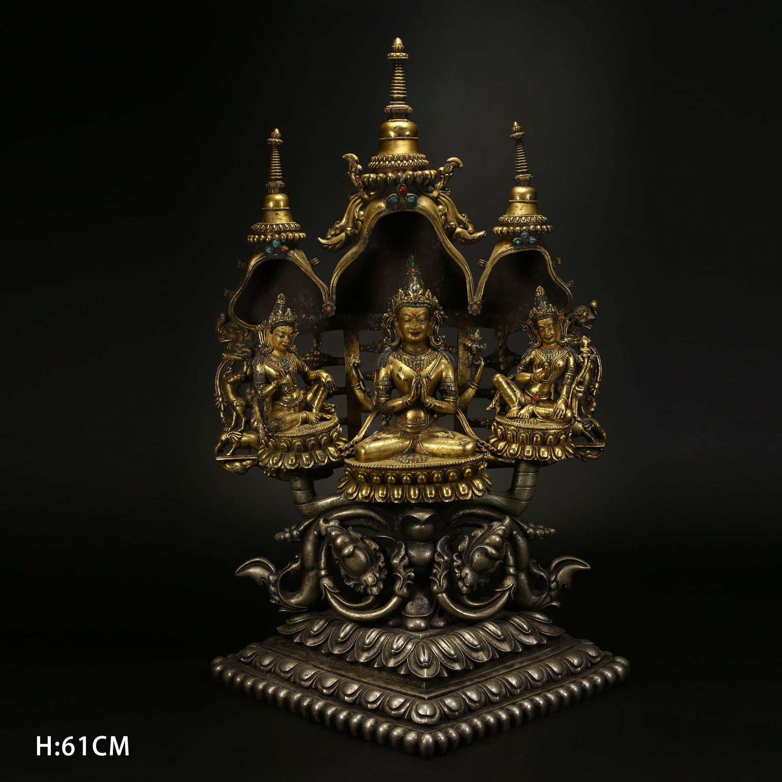 A GILT BRONZE STATUE OF FOUR-ARMED AVALOKITESHVARA AND ATTENDANT BODHISATTVAS: Gilt bronze statue of Four-Armed Avalokiteshvara and Attendant Bodhisattvas