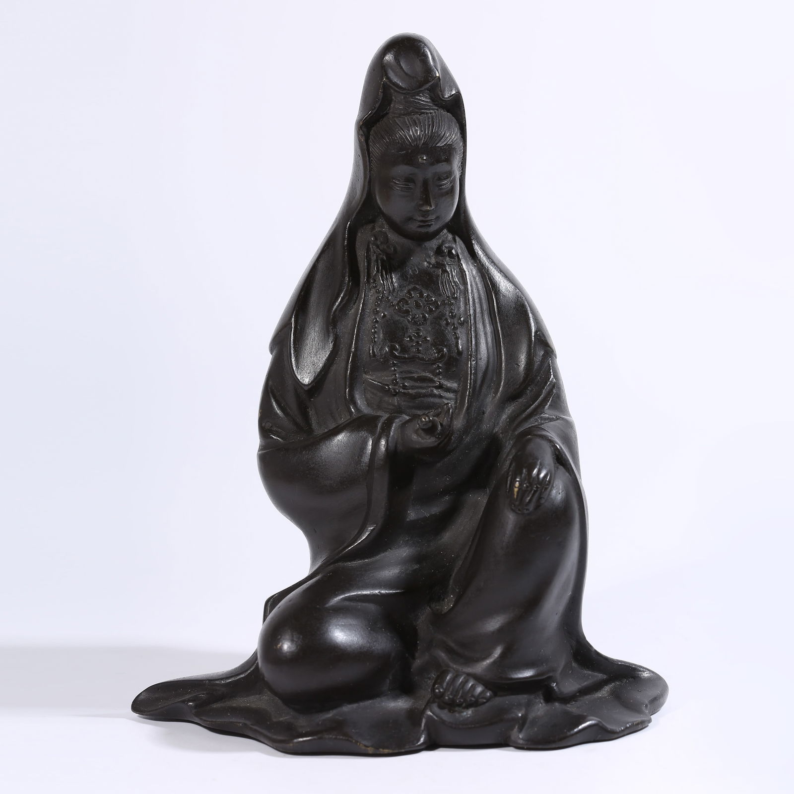 A BRONZE SEATED GUANYIN STATUE (1 of 10)