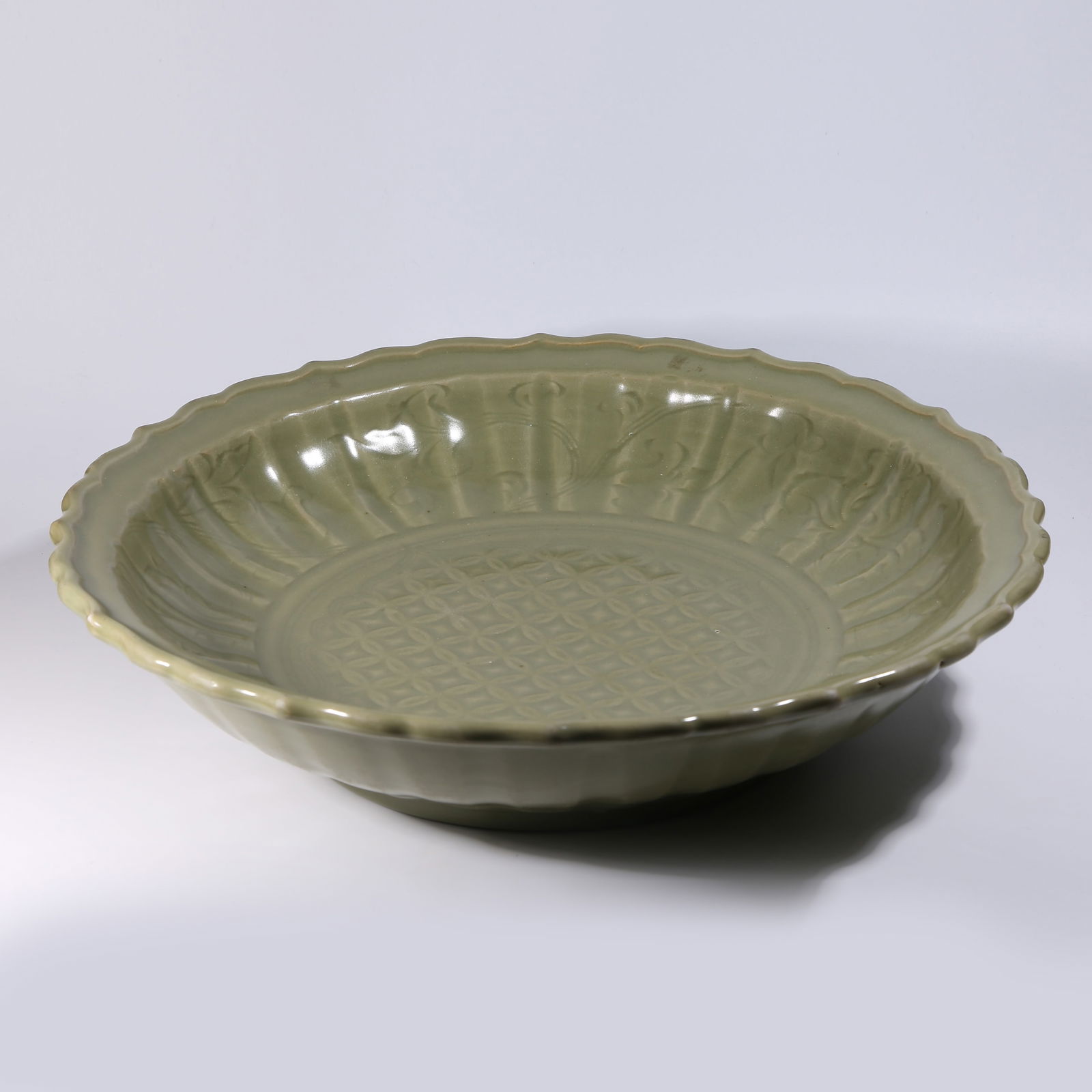 A LONGQUAN CELADON LARGE PLATE WITH FLARED RIM (1 of 8)
