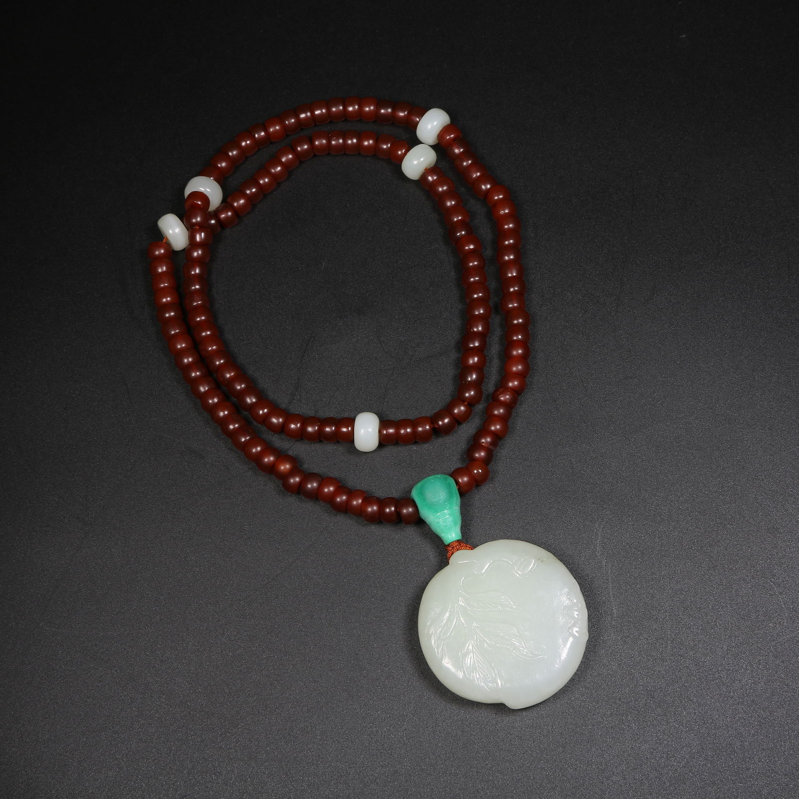 A HETIAN JADE PEACH-SHAPED BOTTLE PENDANT NECKLACE: Hetian jade peach-shaped bottle pendant necklace