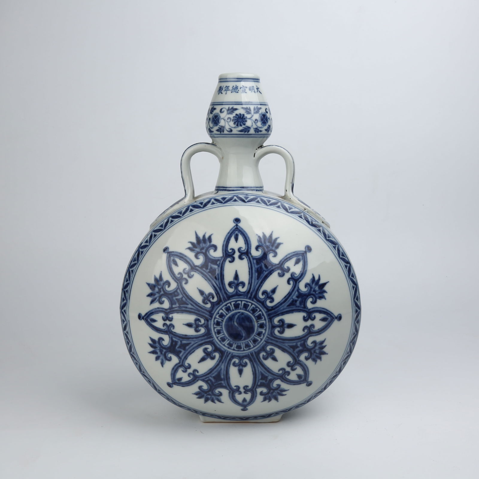 A BLUE AND WHITE WHEEL-FLOWER PATTERN GOURD VASE WITH RIBBON HANDLES (1 of 9)