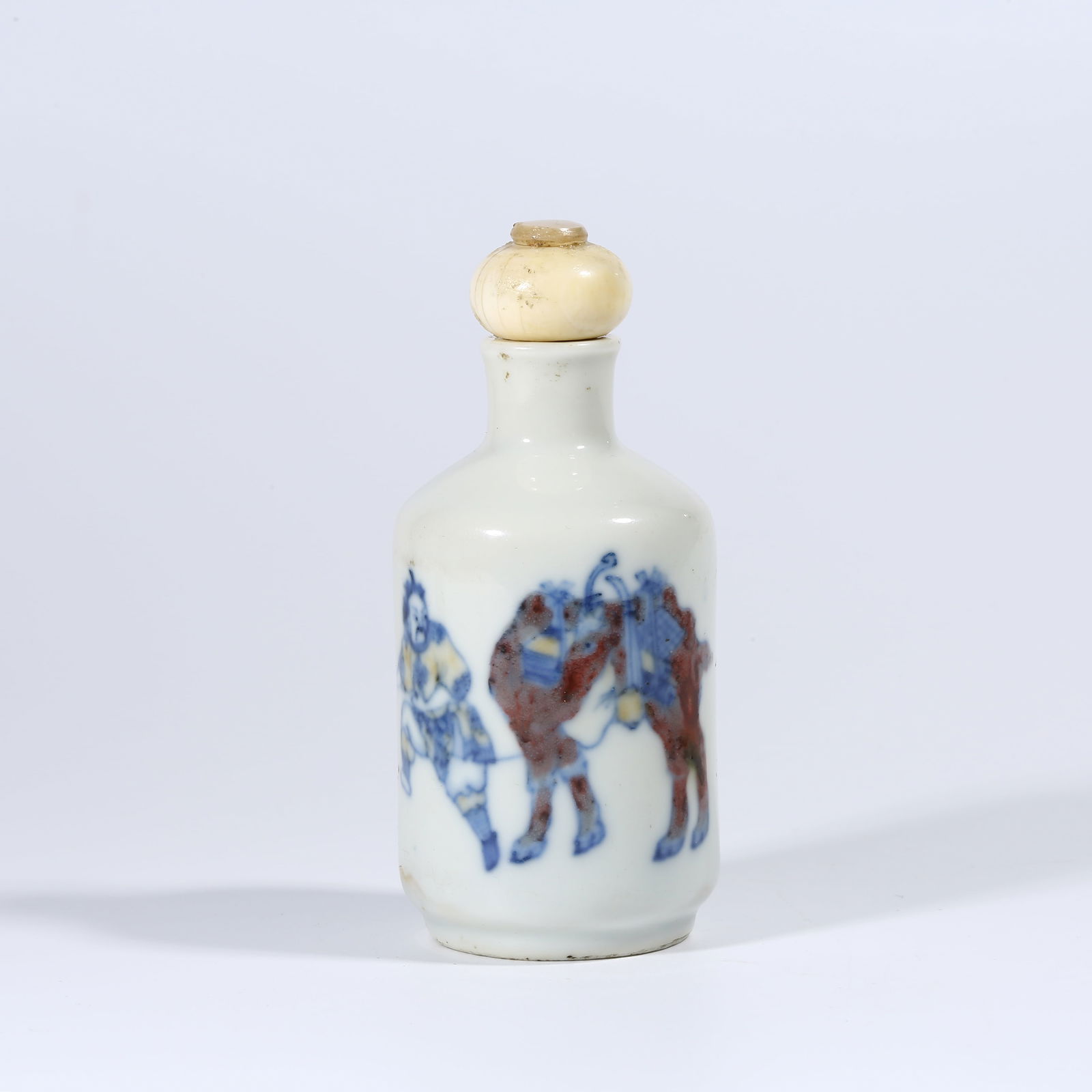 A BLUE AND WHITE AND UNDERGLAZE RED SNUFF BOTTLE WITH FIGURES (1 of 9)