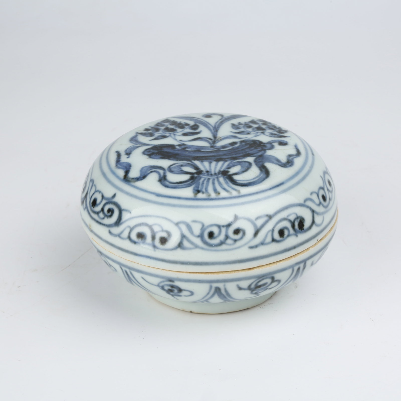 A BLUE-AND-WHITE LOTUS BOUQUET PATTERNED LIDDED BOX (1 of 10)