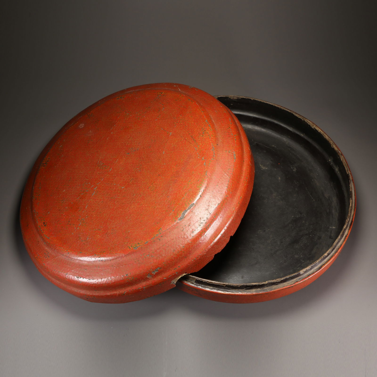 A LARGE LACQUERWARE CIRCULAR LIDDED BOX (1 of 10)