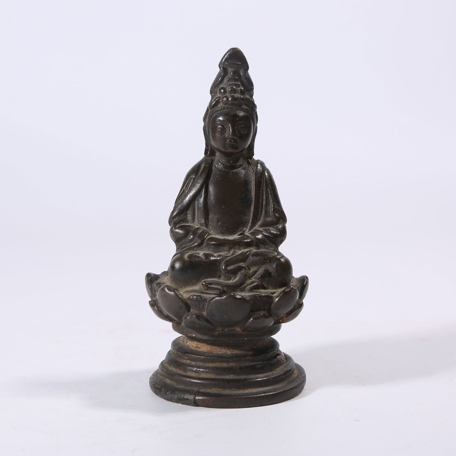 A BRONZE SEATED GUANYIN BODHISATTVA STATUE (1 of 8)