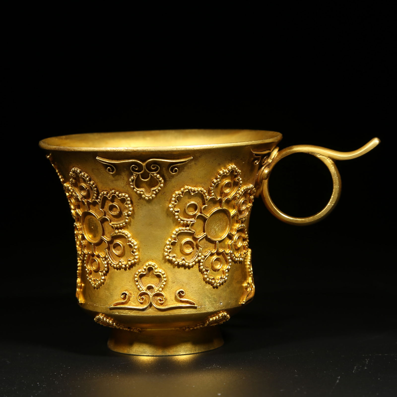 A GILDED BRONZE FLORAL PATTERN CUP WITH HANDLES (1 of 8)