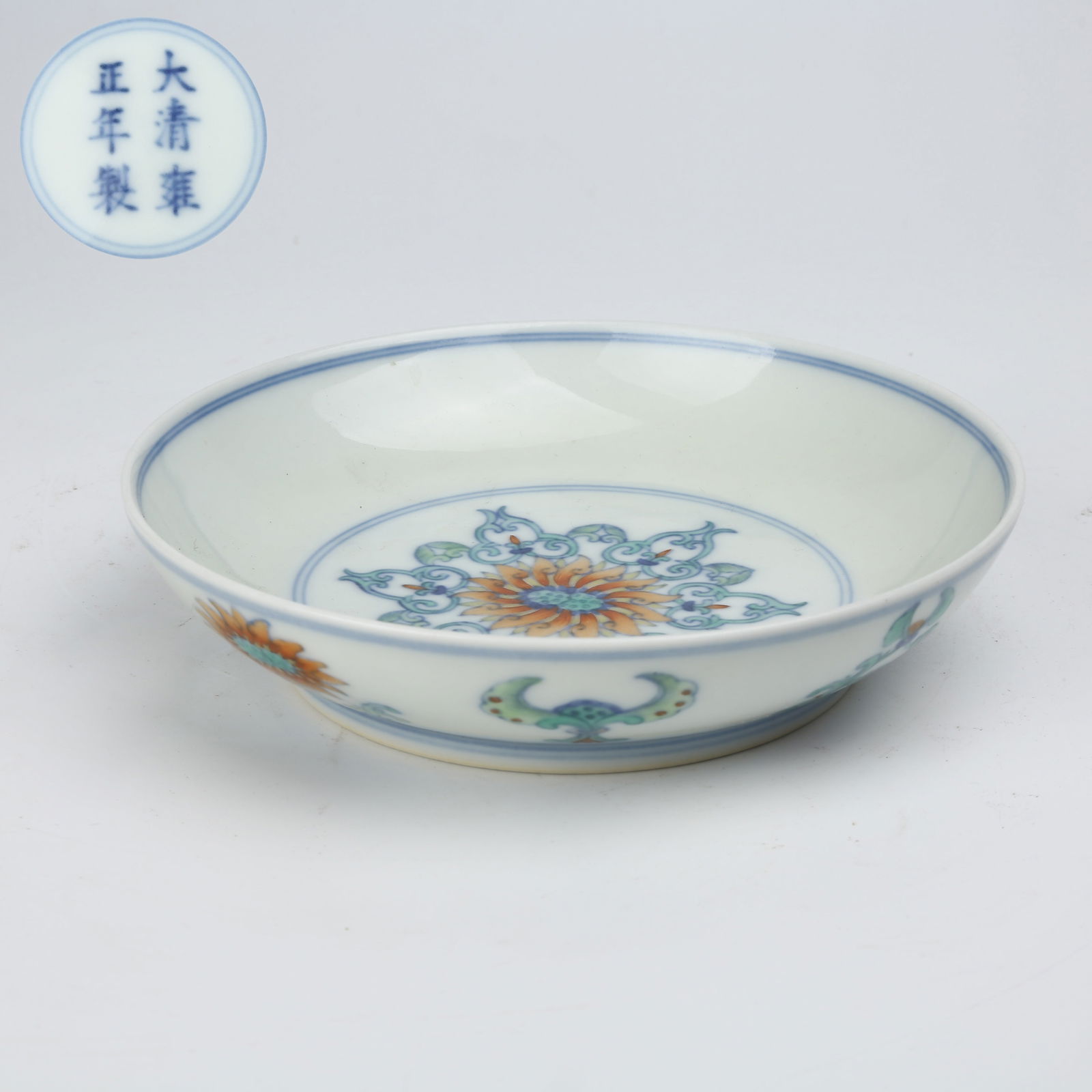 A DOUCAI DISH WITH TWIN LOTUS FLOWER PATTERN (1 of 9)