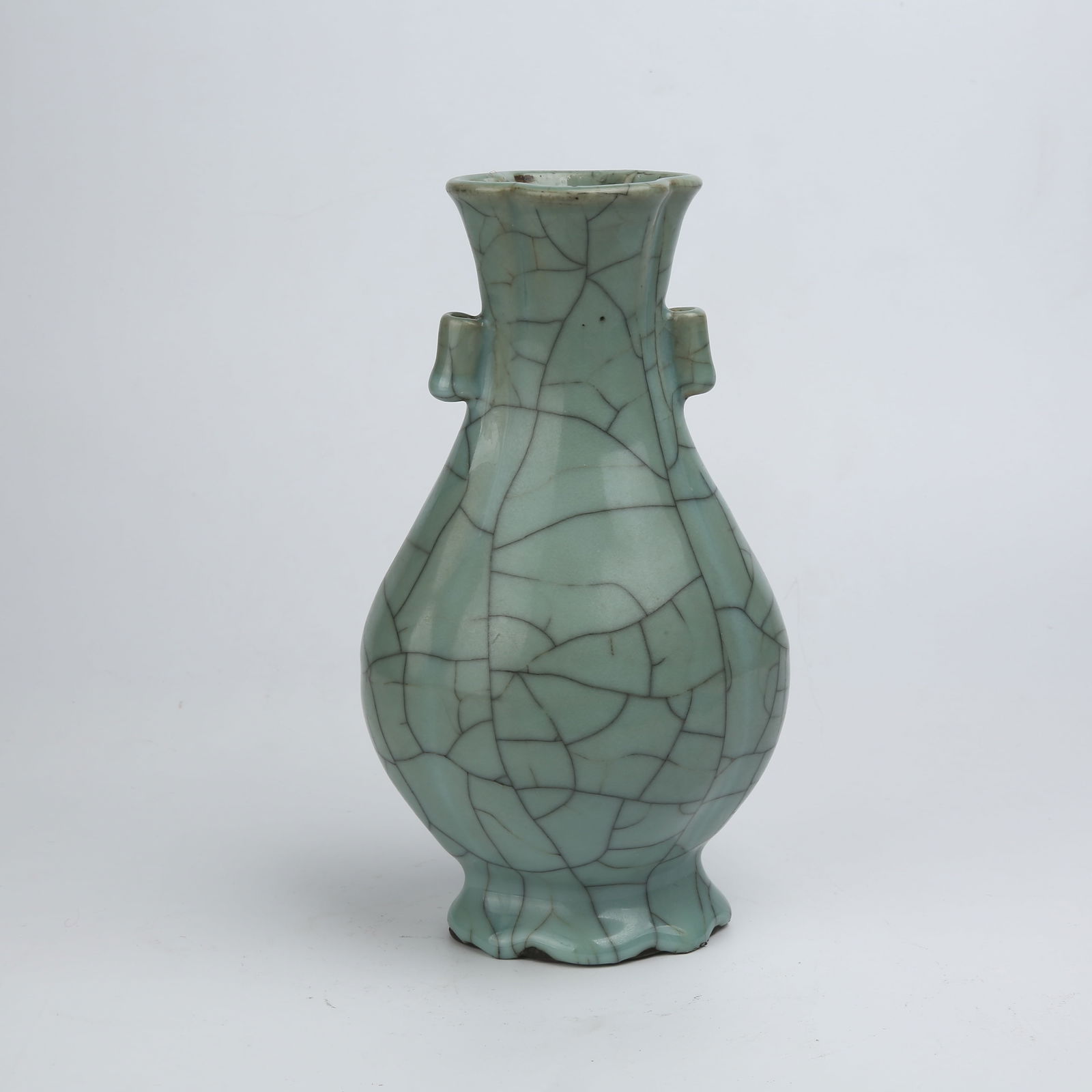 A OFFICIAL KILN BEGONIA-SHAPED EARED VASE: Official Kiln Begonia-Shaped Eared Vase