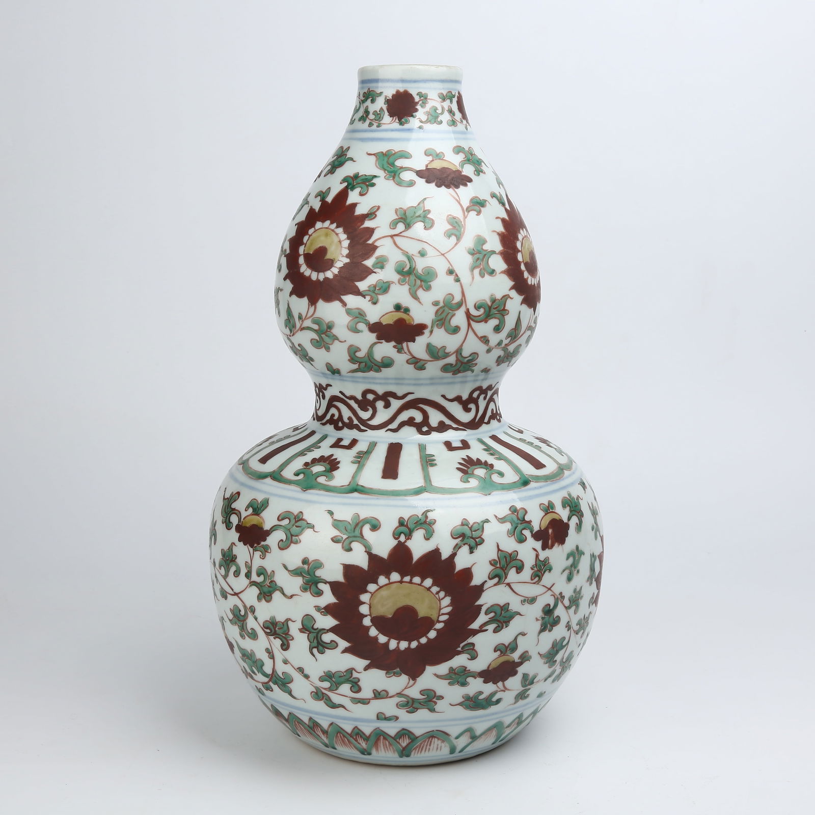 A RED AND GREEN ENAMEL GOURD VASE WITH INTERTWINED FLORAL DESIGN: Red and Green Enamel Gourd Vase with Intertwined Floral Design