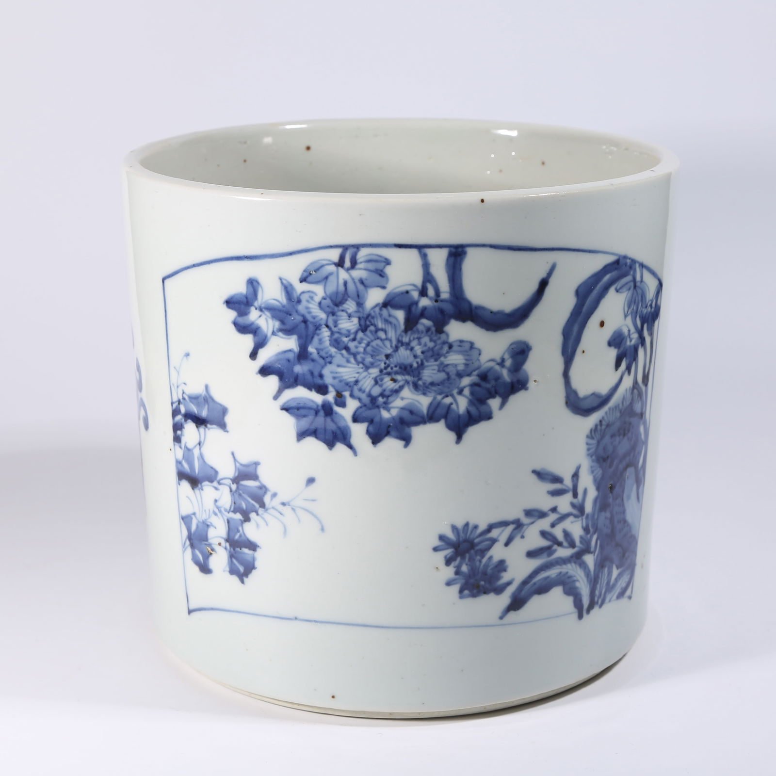 A BLUE-AND-WHITE FLORAL-PATTERNED BRUSH HOLDER (1 of 9)
