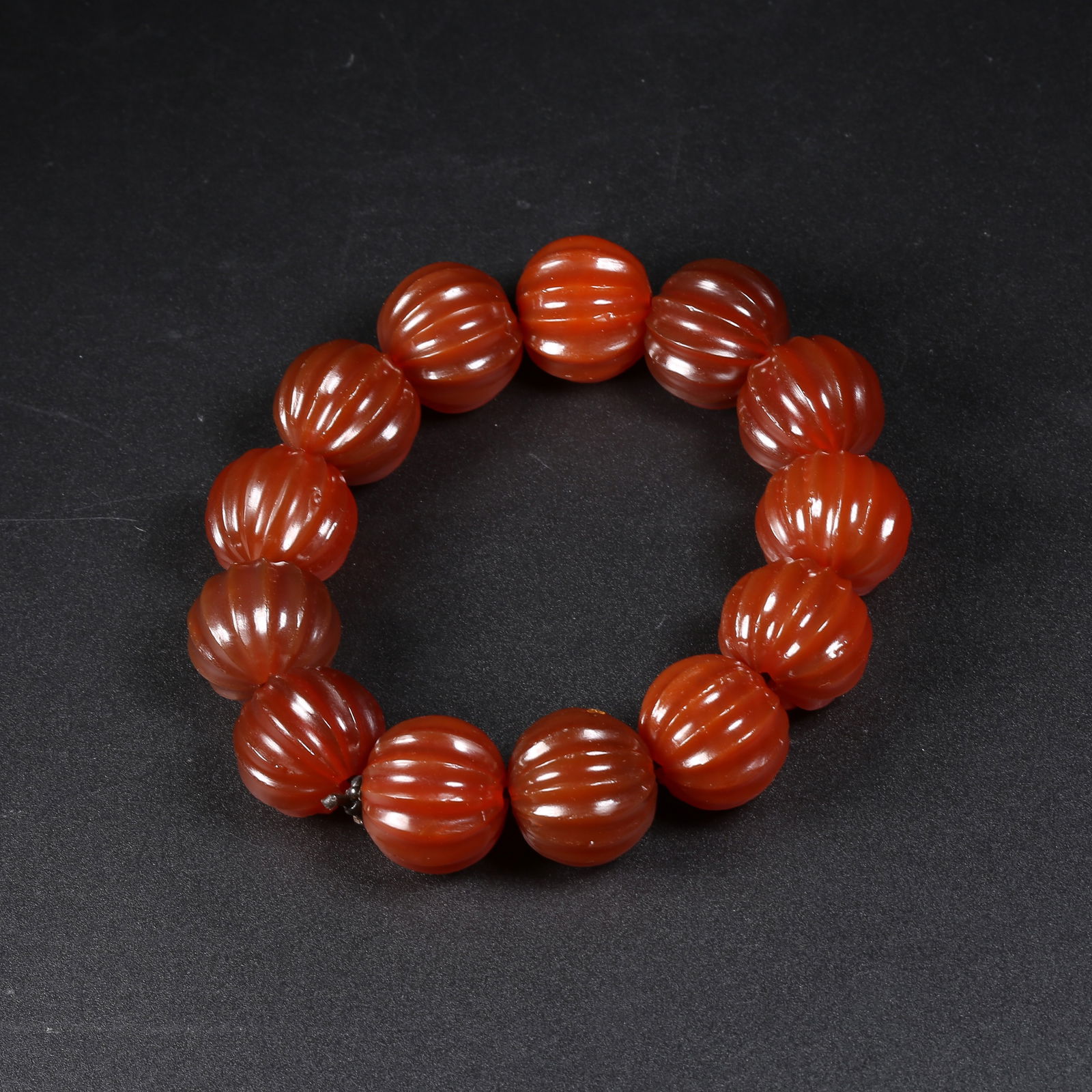 A AGATE GOURD-FACETED HAND-STRUNG BRACELET (1 of 8)