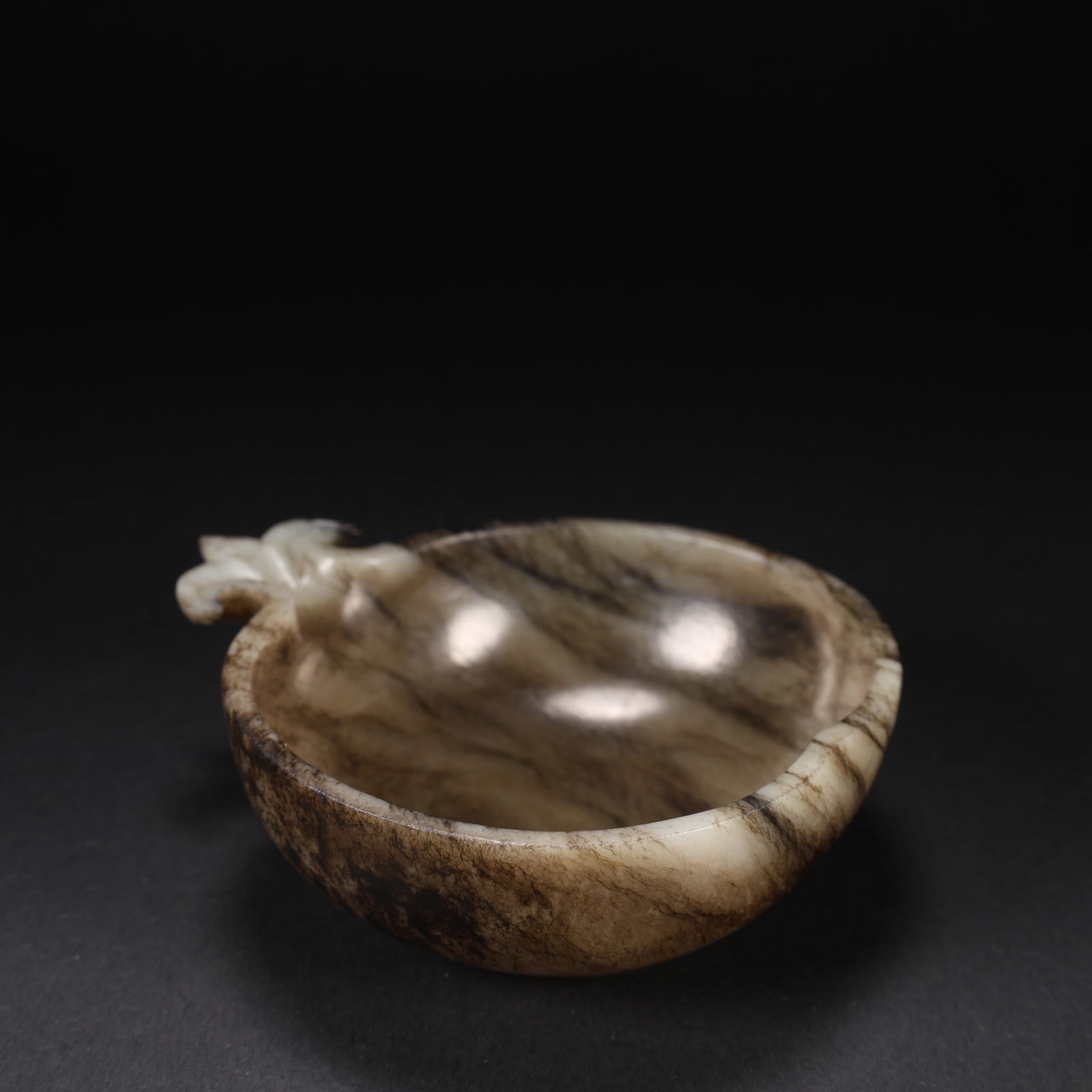 A HETIAN JADE CLOUD-PATTERNED CUP (1 of 9)