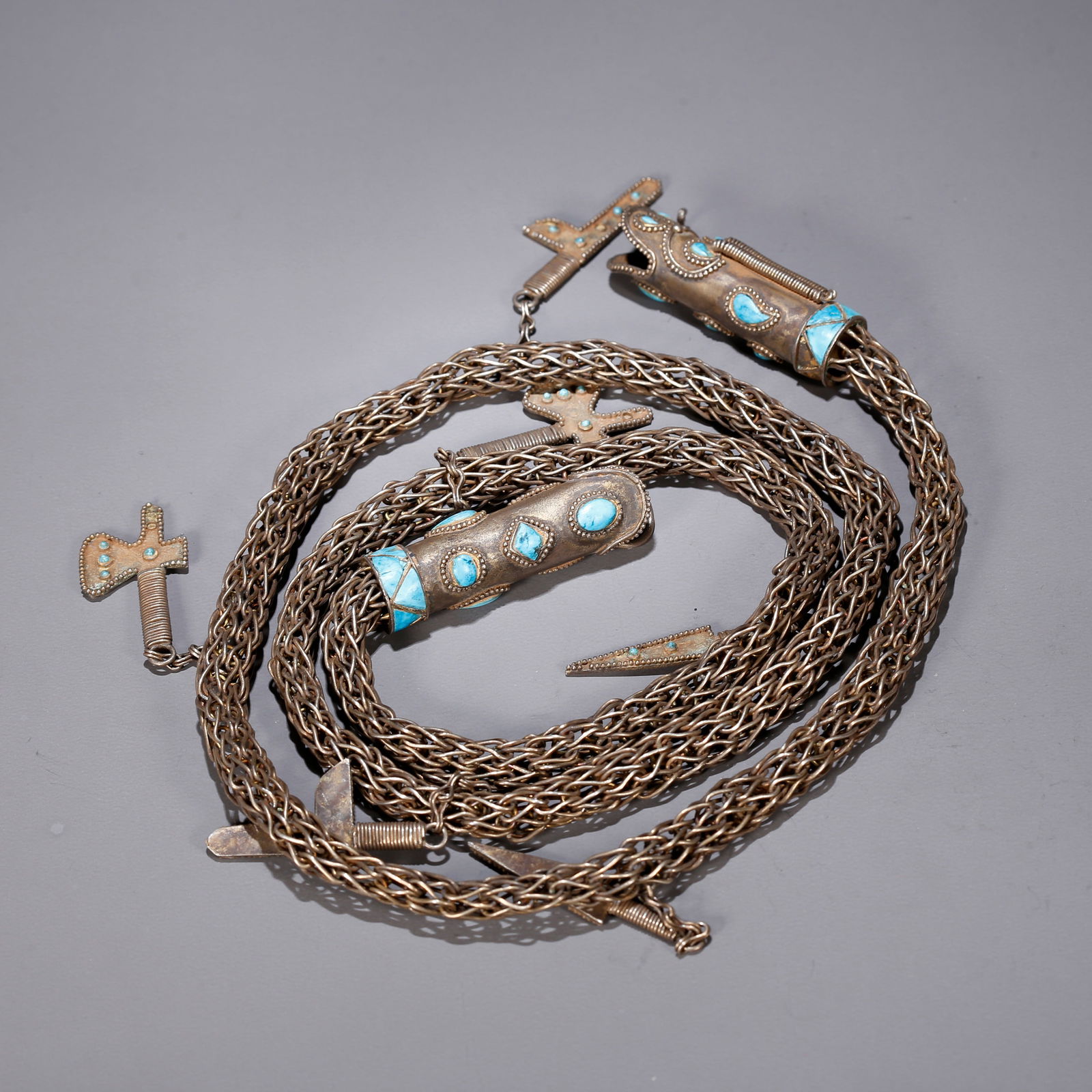 A GILT BRONZE CHAIN: Gilt bronze chain