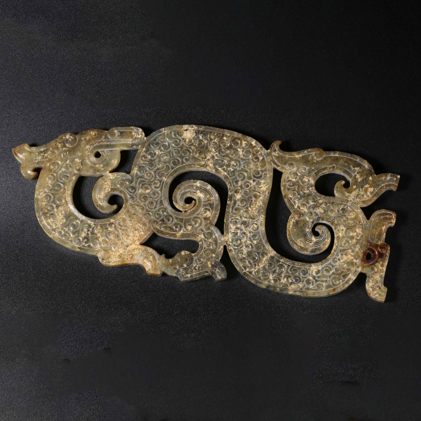 A ARCHAIC JADE DRAGON PENDANT (1 of 9)