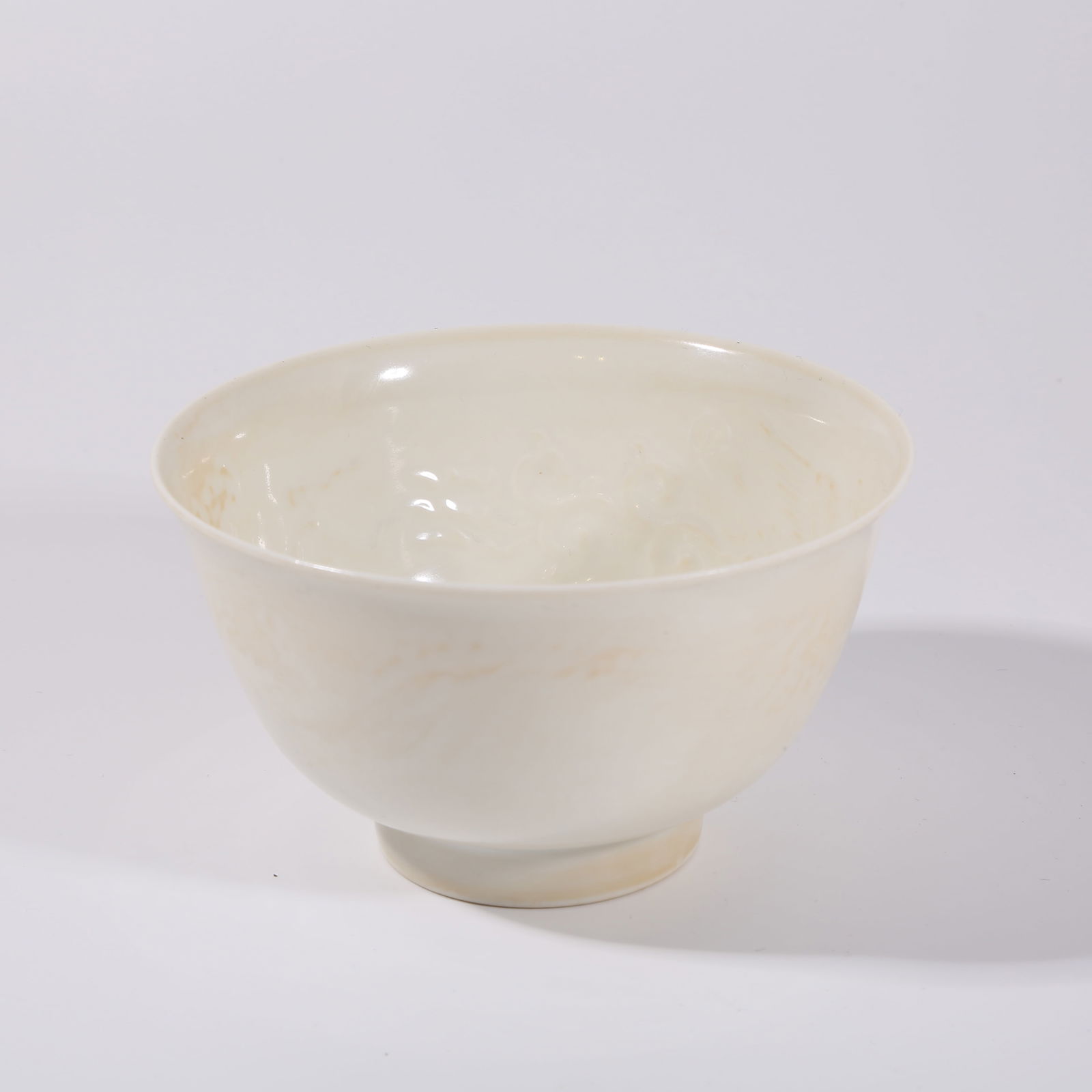 A TANG DYNASTY WHITE PORCELAIN BOWL WITH INCISED PHOENIX DESIGN (1 of 9)