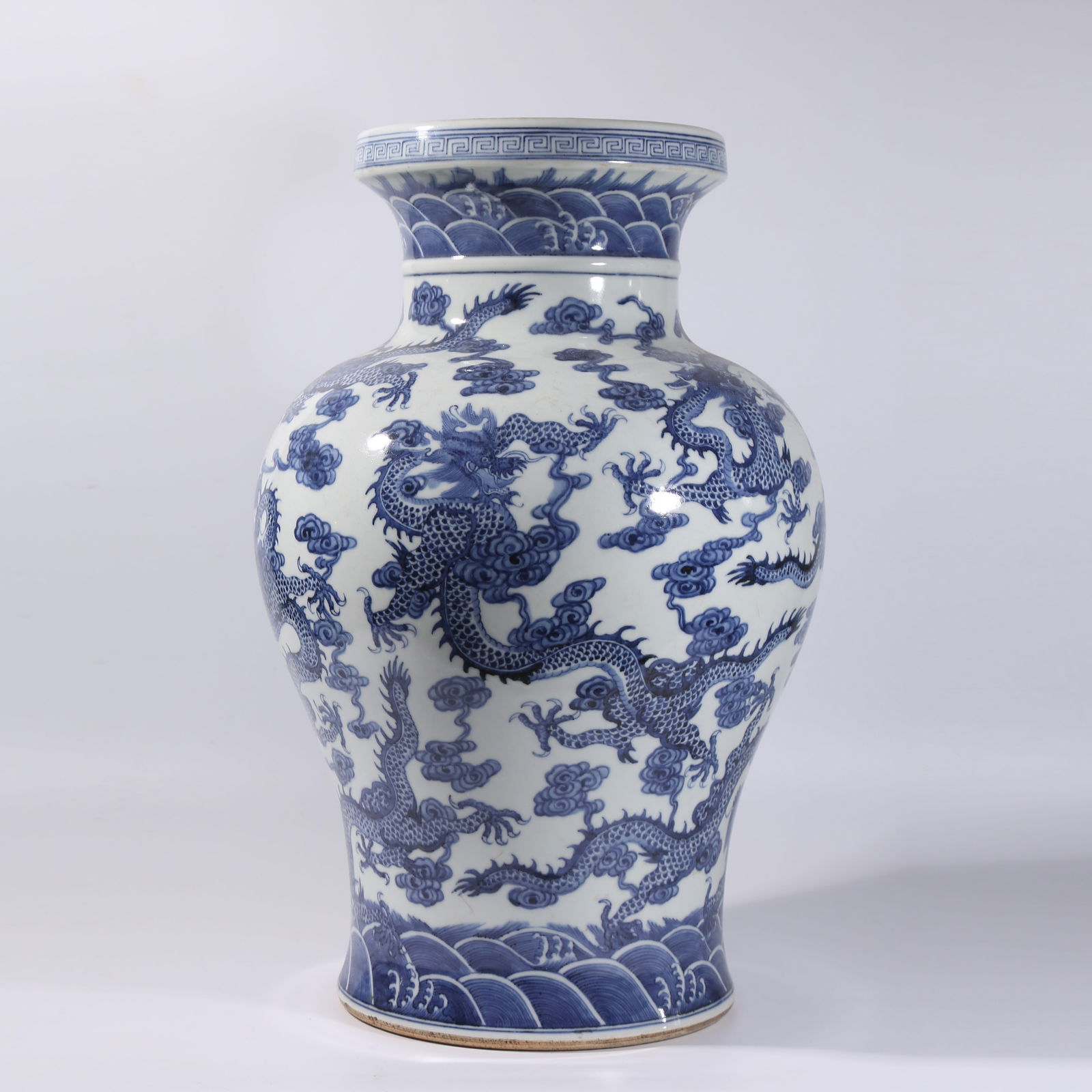 A BLUE-AND-WHITE SEA DRAGON PATTERN BOTTLE WITH WIDE MOUTH (1 of 10)