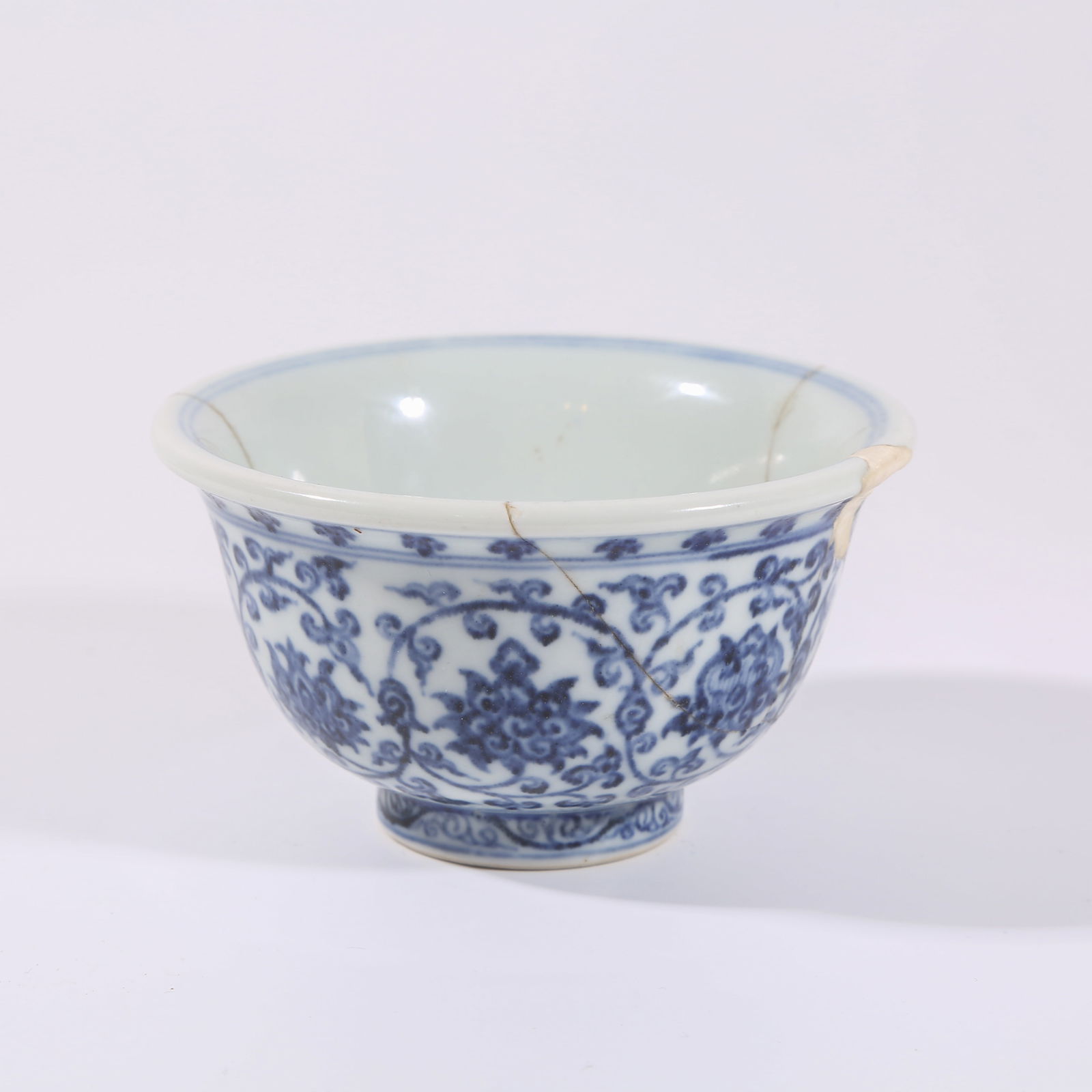 A BLUE-AND-WHITE SCROLLING LOTUS YASHOU CUP (1 of 10)