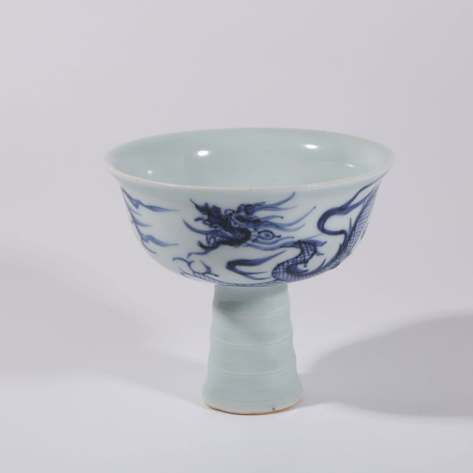 A BLUE-AND-WHITE DRAGON-PATTERN HIGH-FOOTED CUP (1 of 9)