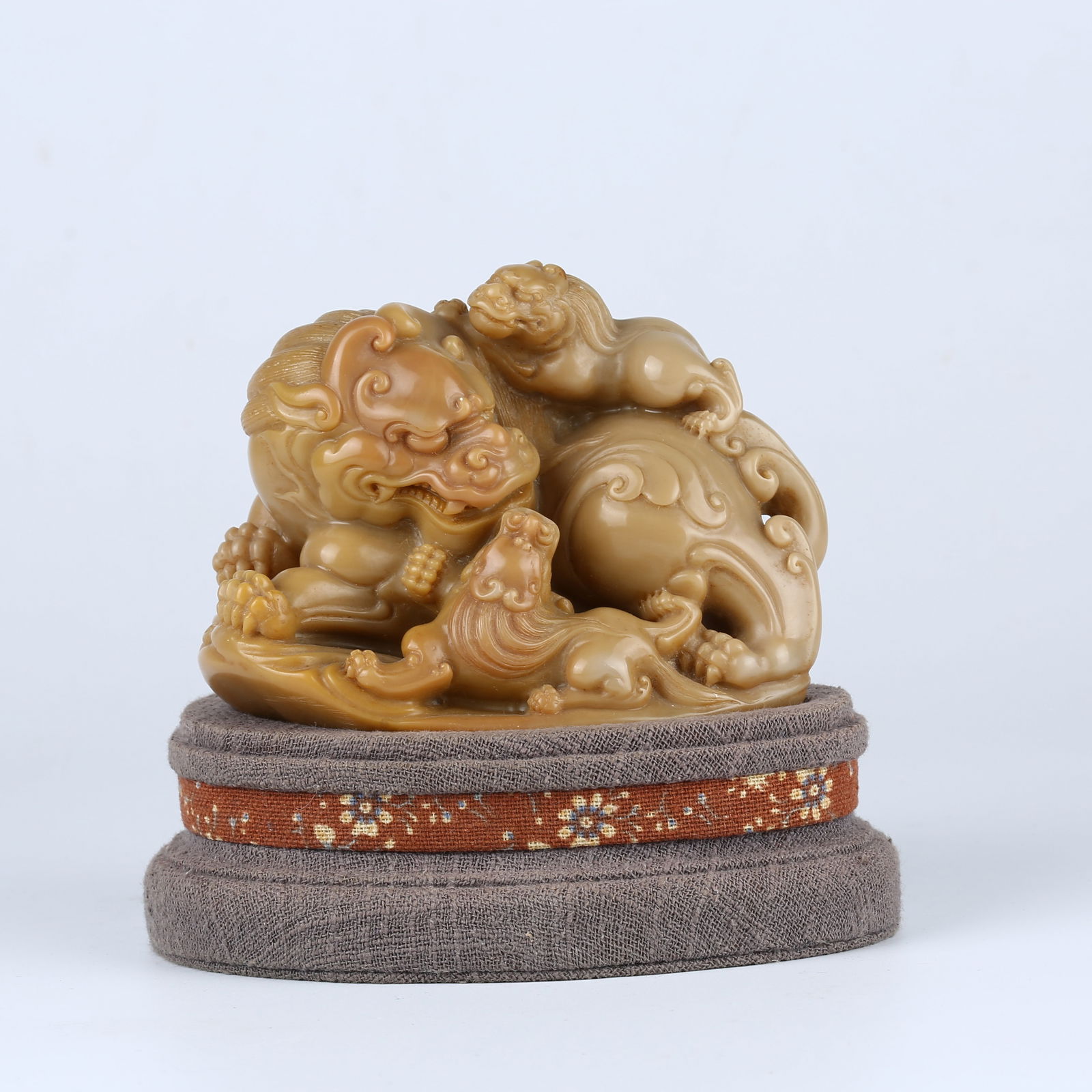 A SHOUSHAN STONE CARVED GRAND AND YOUNG LION PAPERWEIGHT (1 of 10)