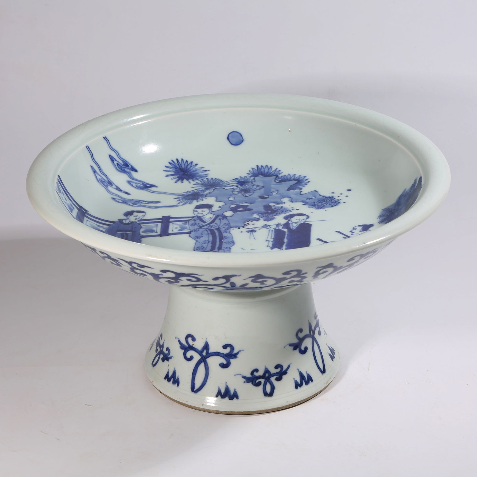 A BLUE-AND-WHITE HIGH-FOOTED DISH WITH FIGURE STORY DESIGN: Blue-and-White High-Footed Dish with Figure Story Design
