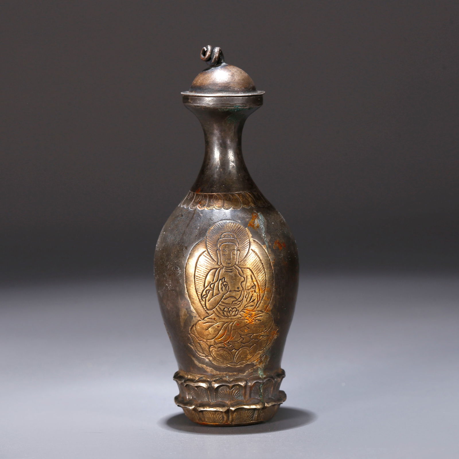 A SMALL SILVER VASE WITH GOLD INLAY (1 of 9)